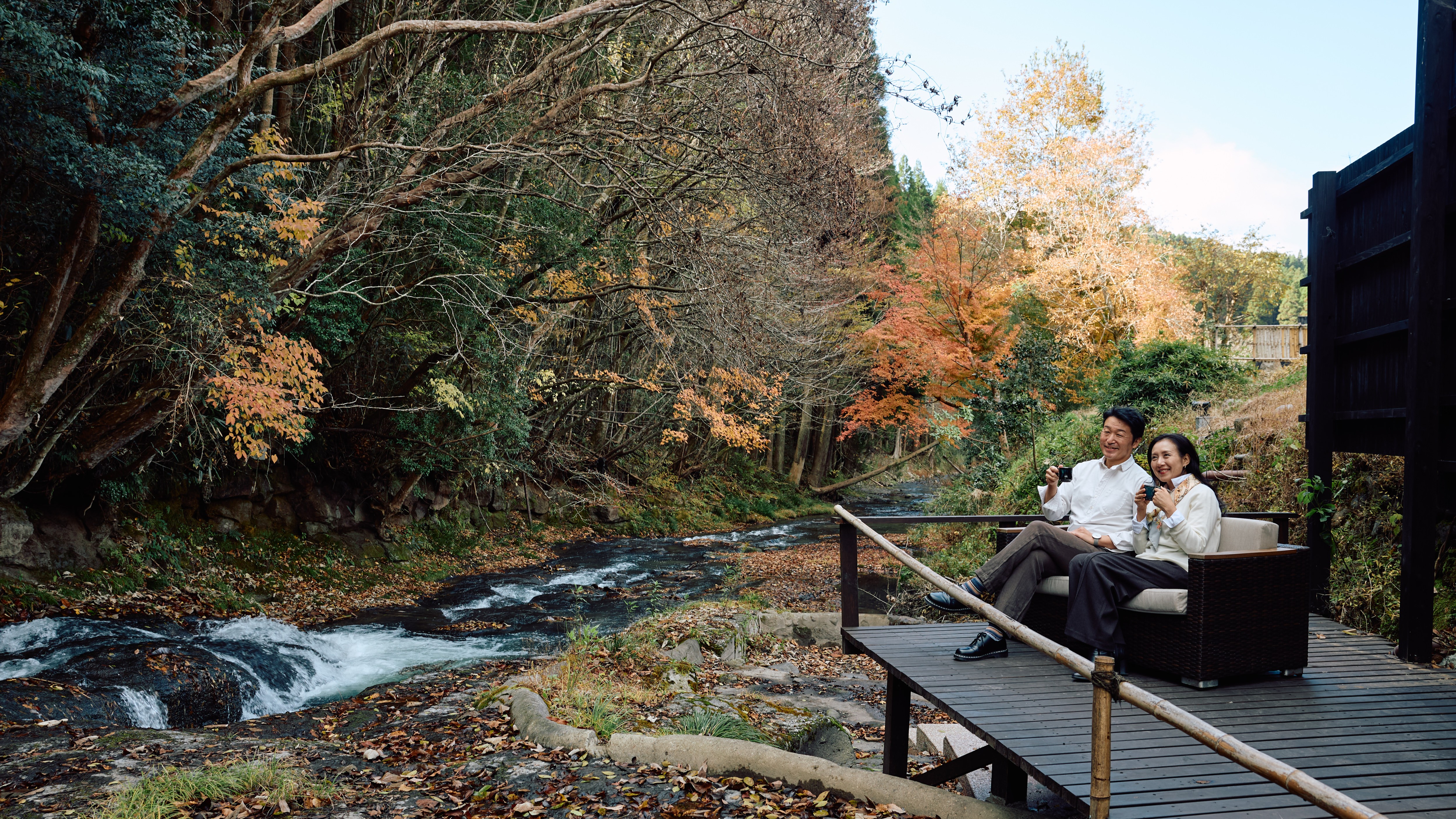 川縁でコーヒーを片手に、森と渓流を眺めながら非日常のひとときを。