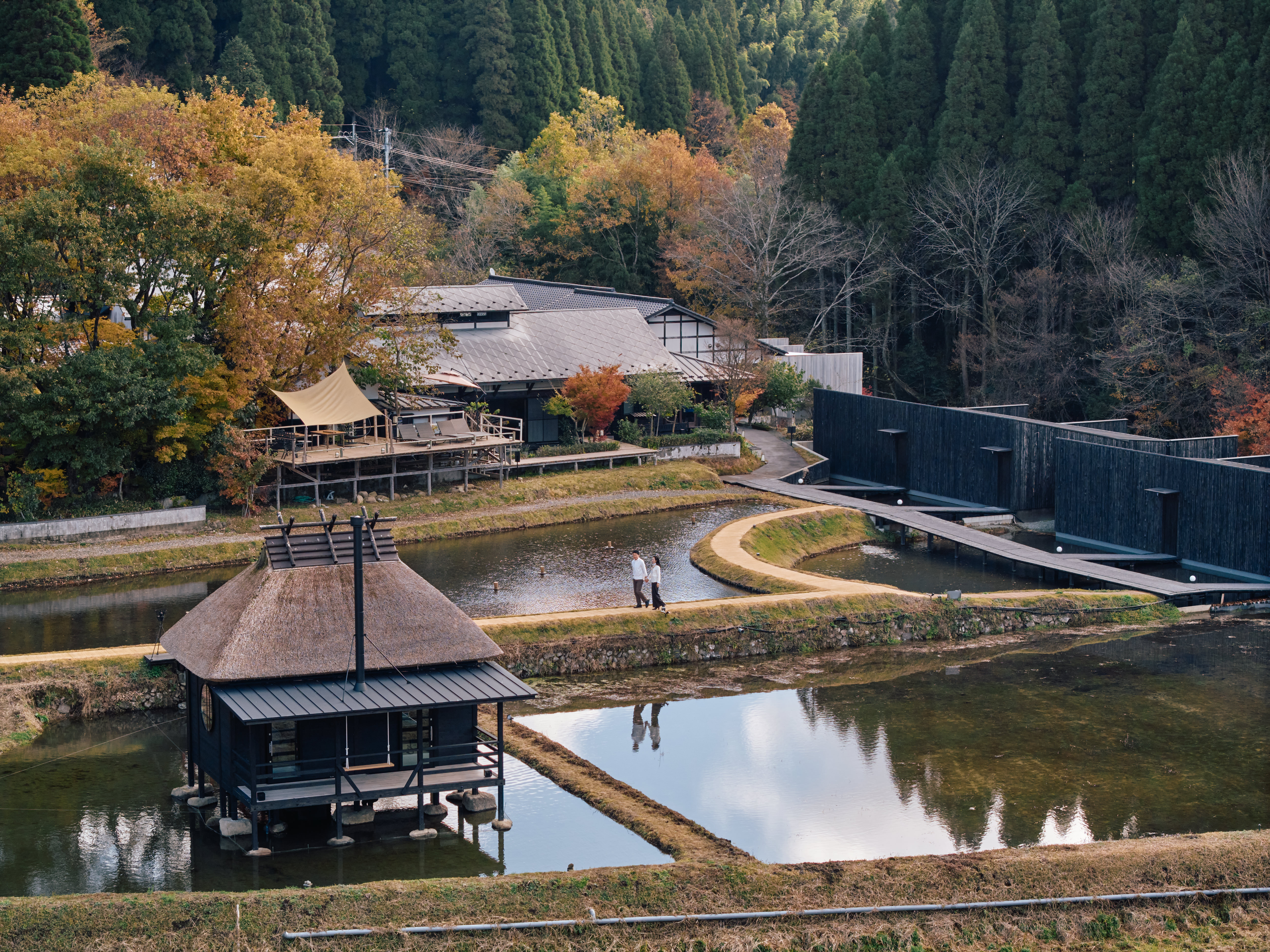 里山と田んぼと渓流に佇む藤のや全景(１０室)