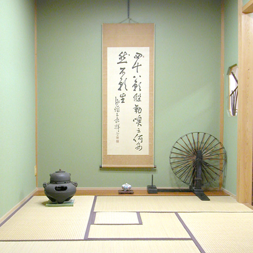 【施設】日本の古きよき文化のひとつであるお茶室「時忘れ」（当館2階）