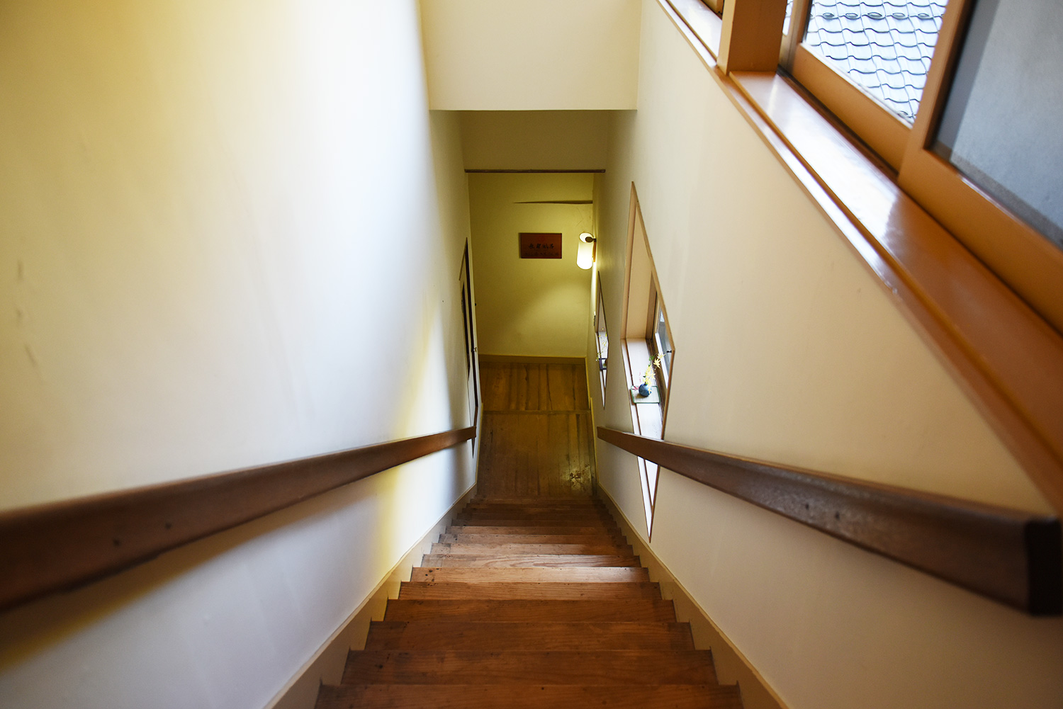 【スイート 福寿】客室からフロアへ降りる階段