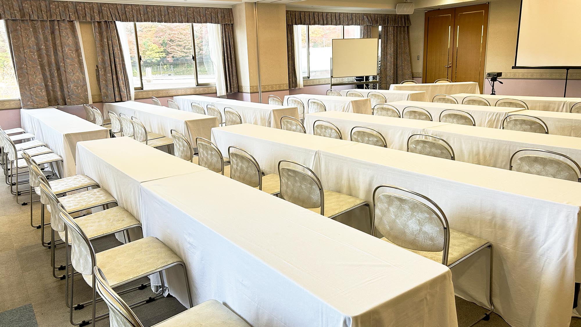 【会議室】最大55名まで収容可能！※有料