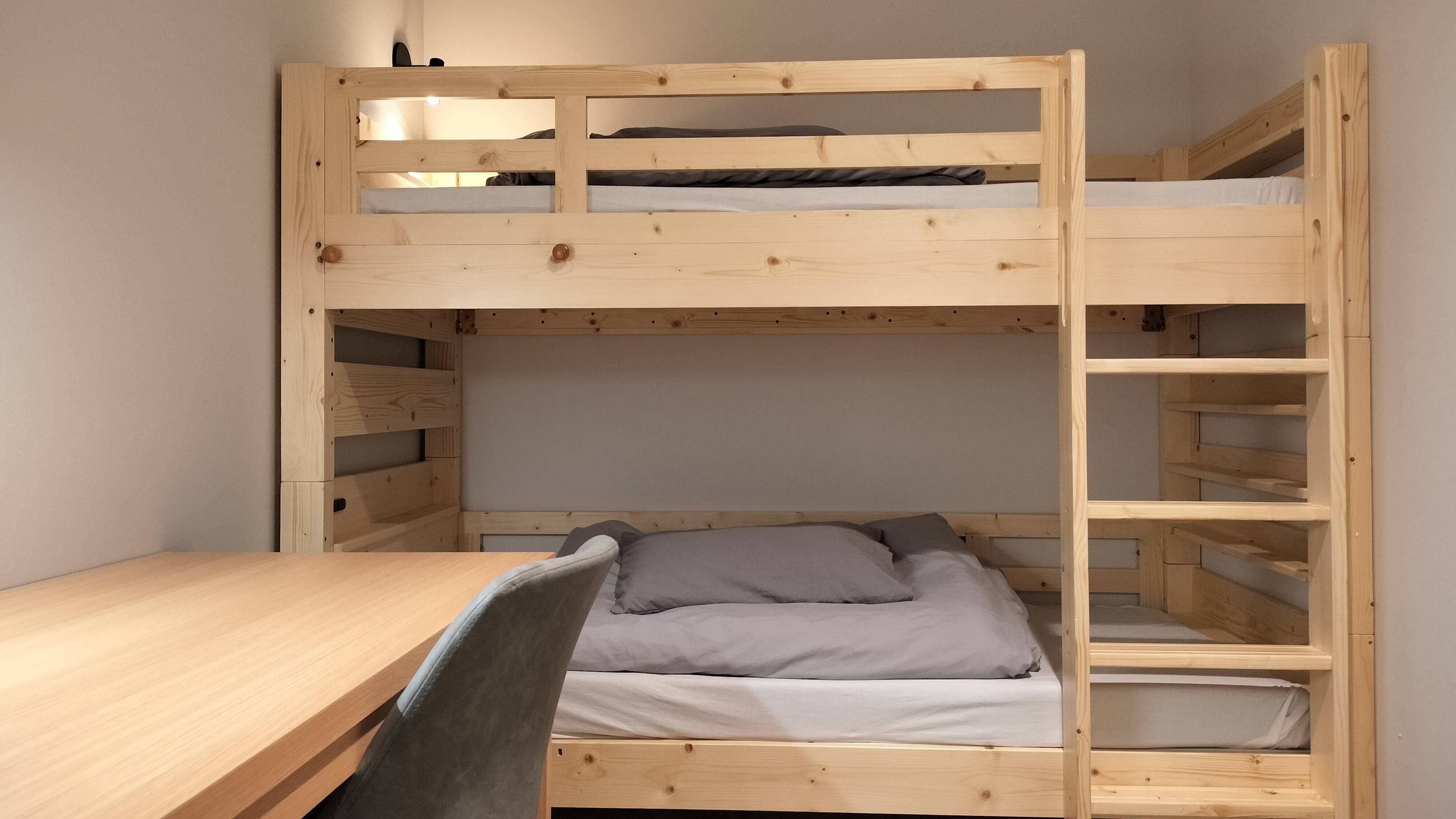 【貸切ドミトリー】定員2名、2段ベッド＋デスク