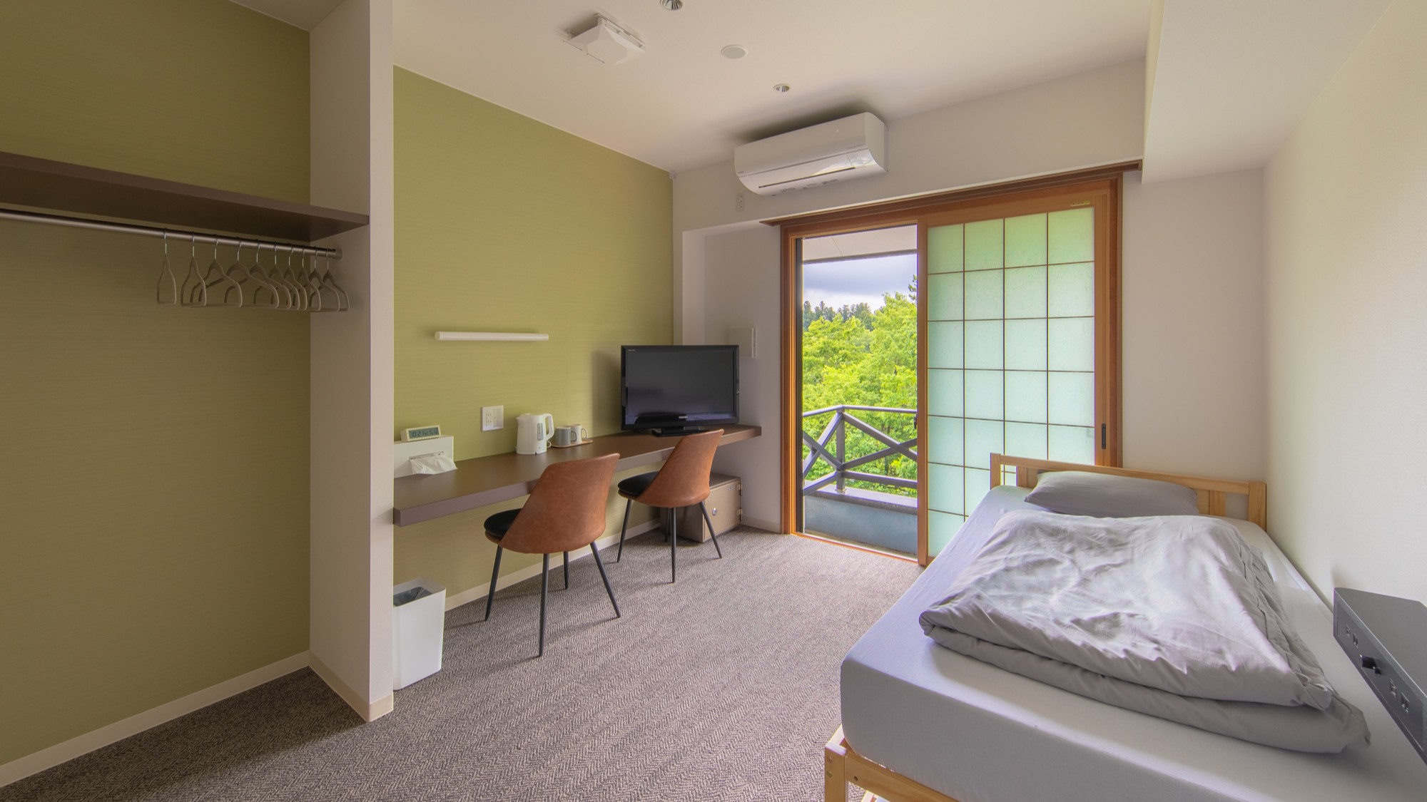 家具・家電付き。ハンガーパイプもあります。