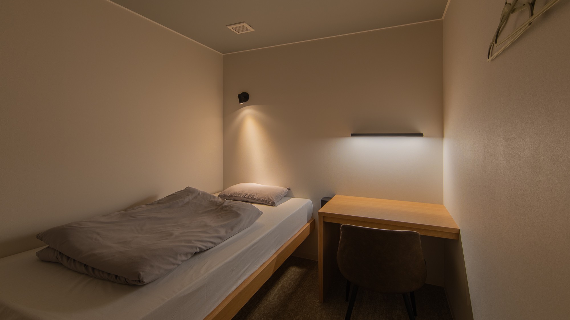 1ベッド、1デスクの半個室仕様です。