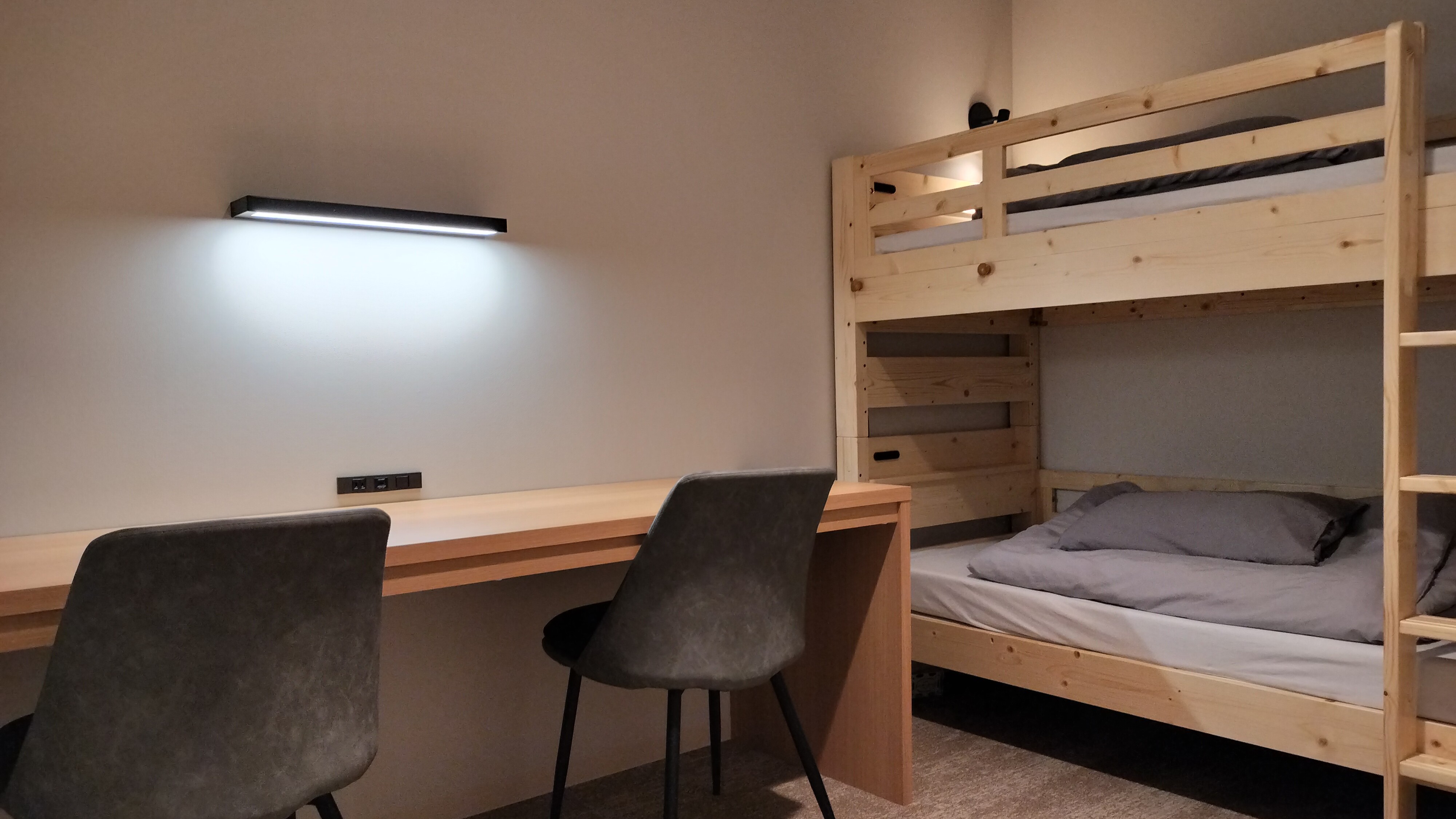 【貸切ドミトリー】定員2名、2段ベッド＋デスク