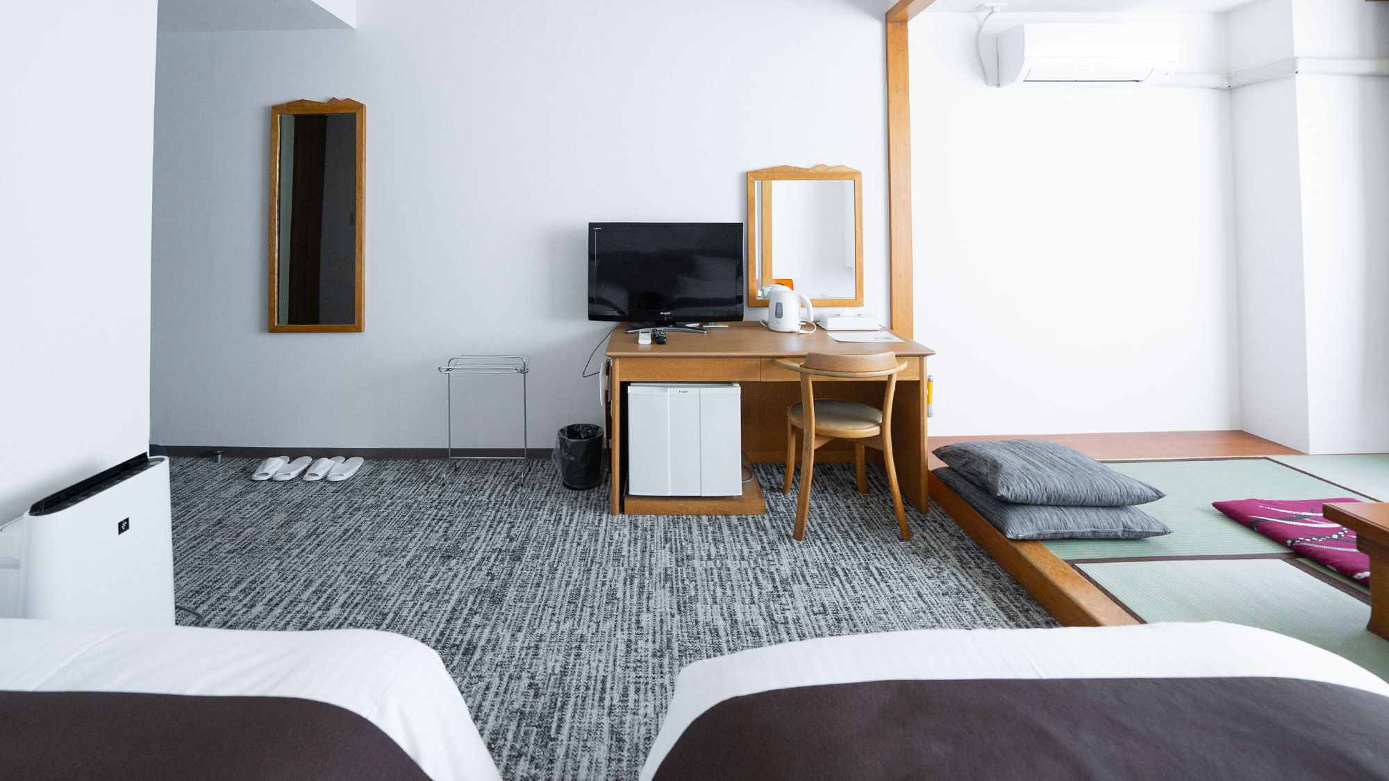 【和洋室】大きな窓から光が差し込む明るい室内。身近に自然を感じられる特別室です。