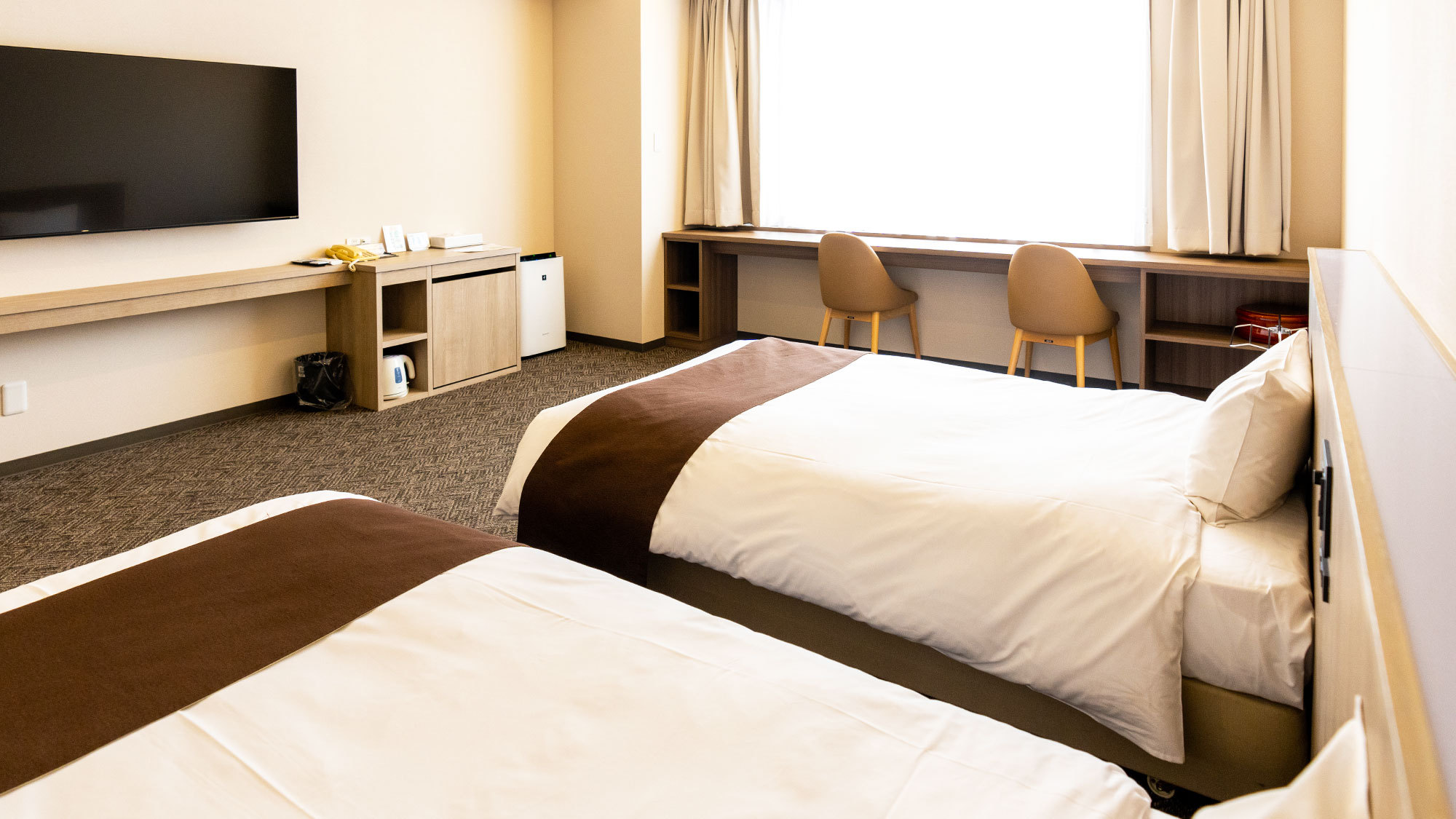 【モデレートツイン】快適な眠りをお届けするシモンズベッドを2台配置しております。