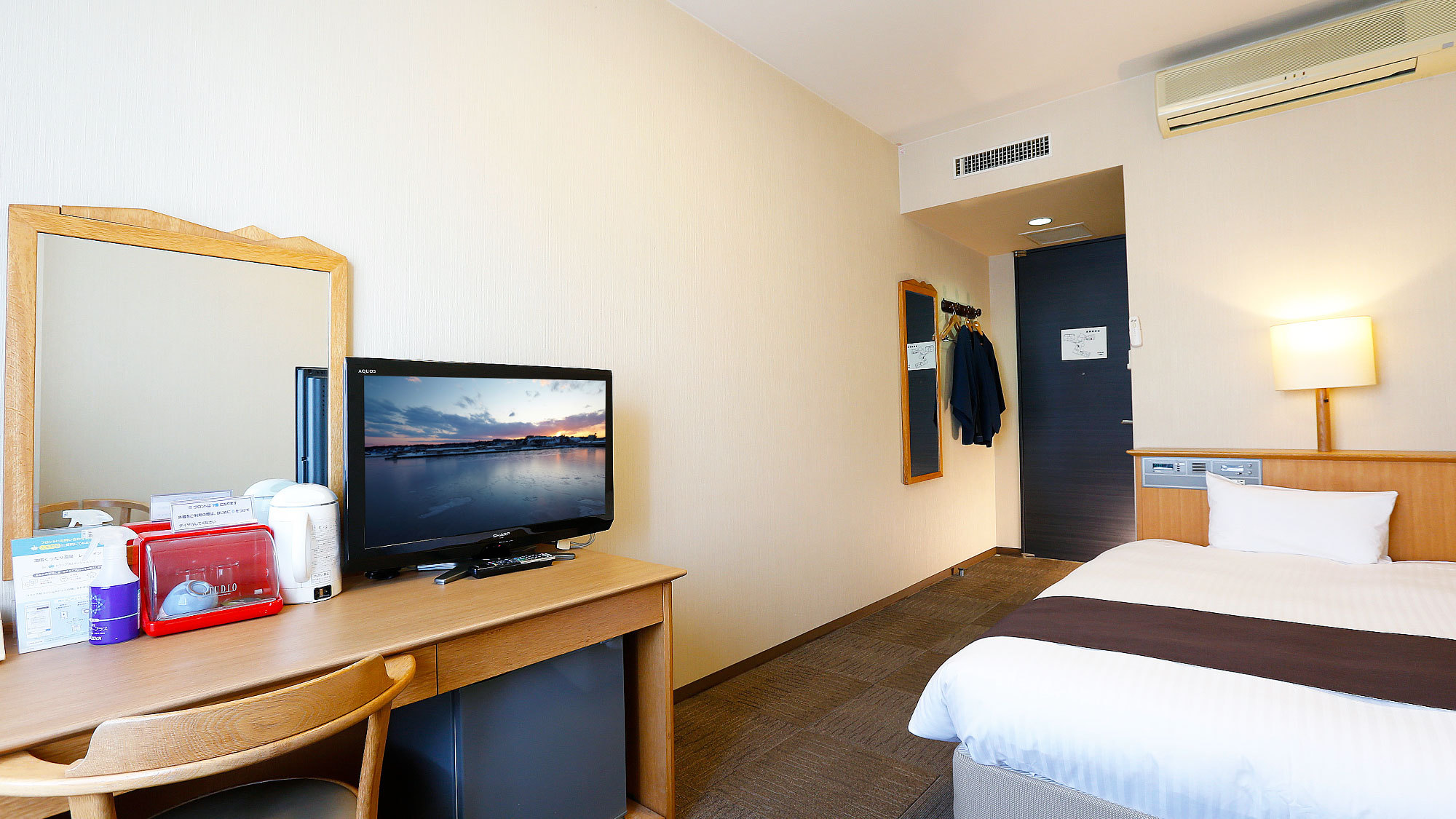 【ダブルルーム】140㎝幅のゆったりベッド＆仕事がしやすいデスク付。バスタブもございます。