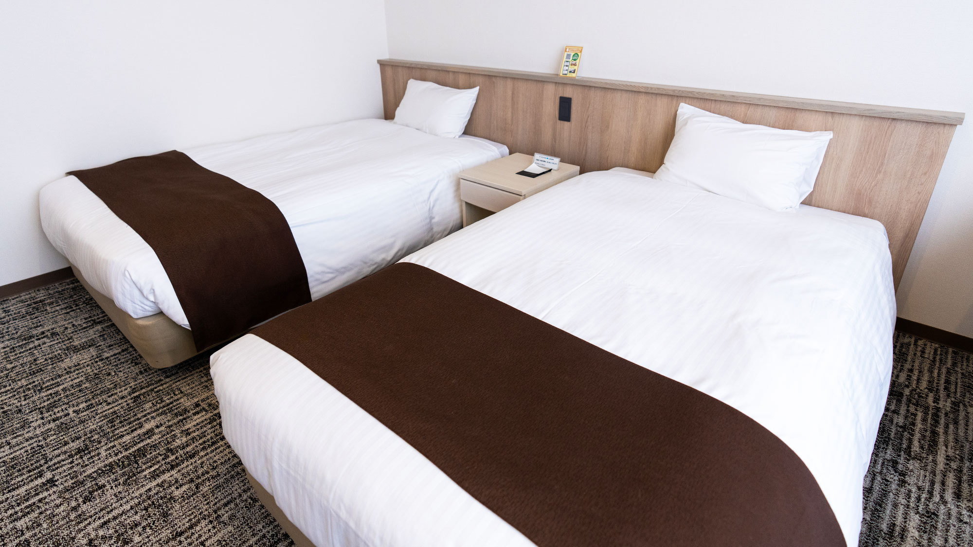 【ツインルーム】快適なシモンズベッドを採用。ごゆっくりお寛ぎいただけます。