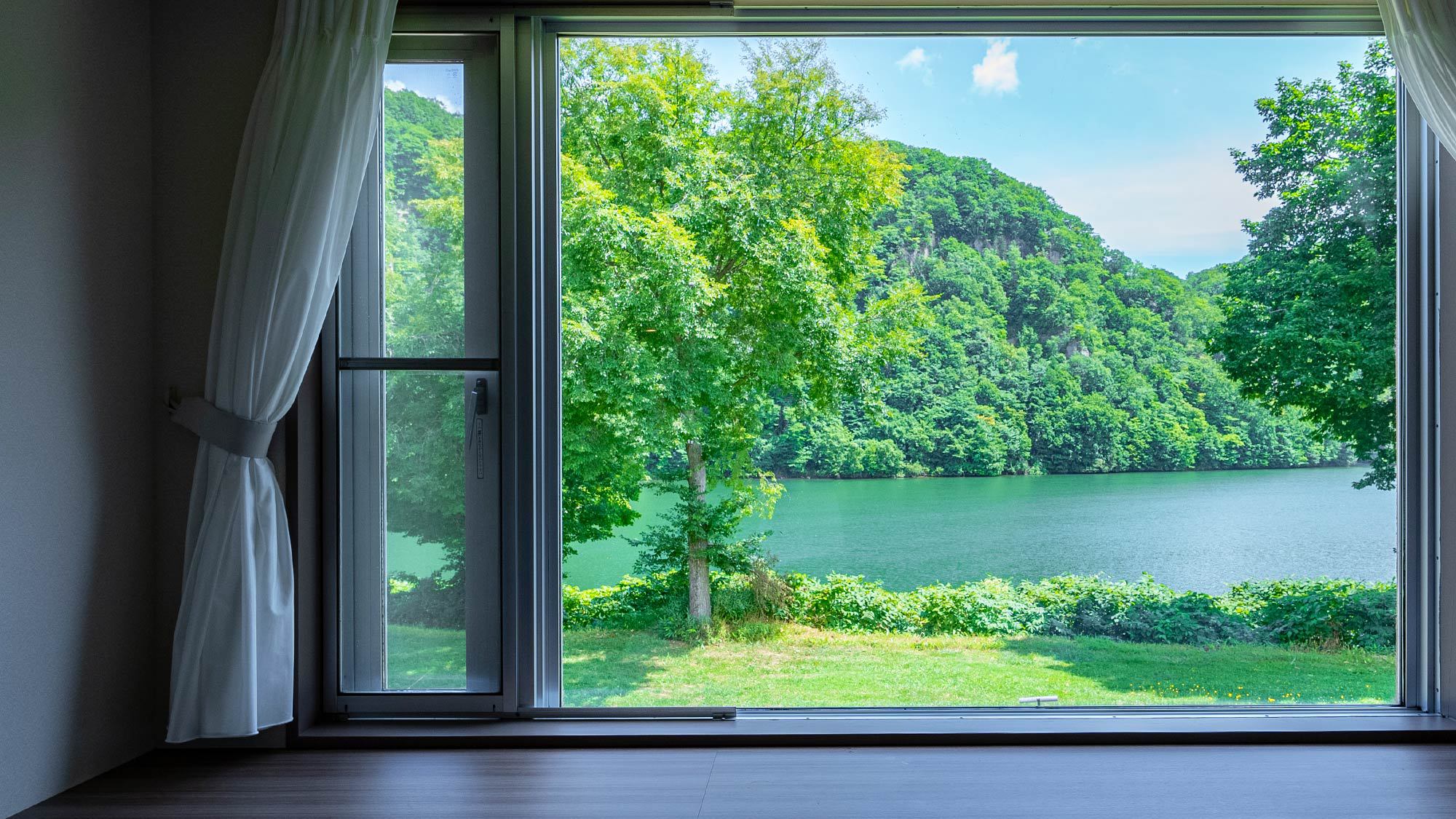 【モデレートツイン】大きな窓から絵画のようなくったり湖の景色をお楽しみいただけます。