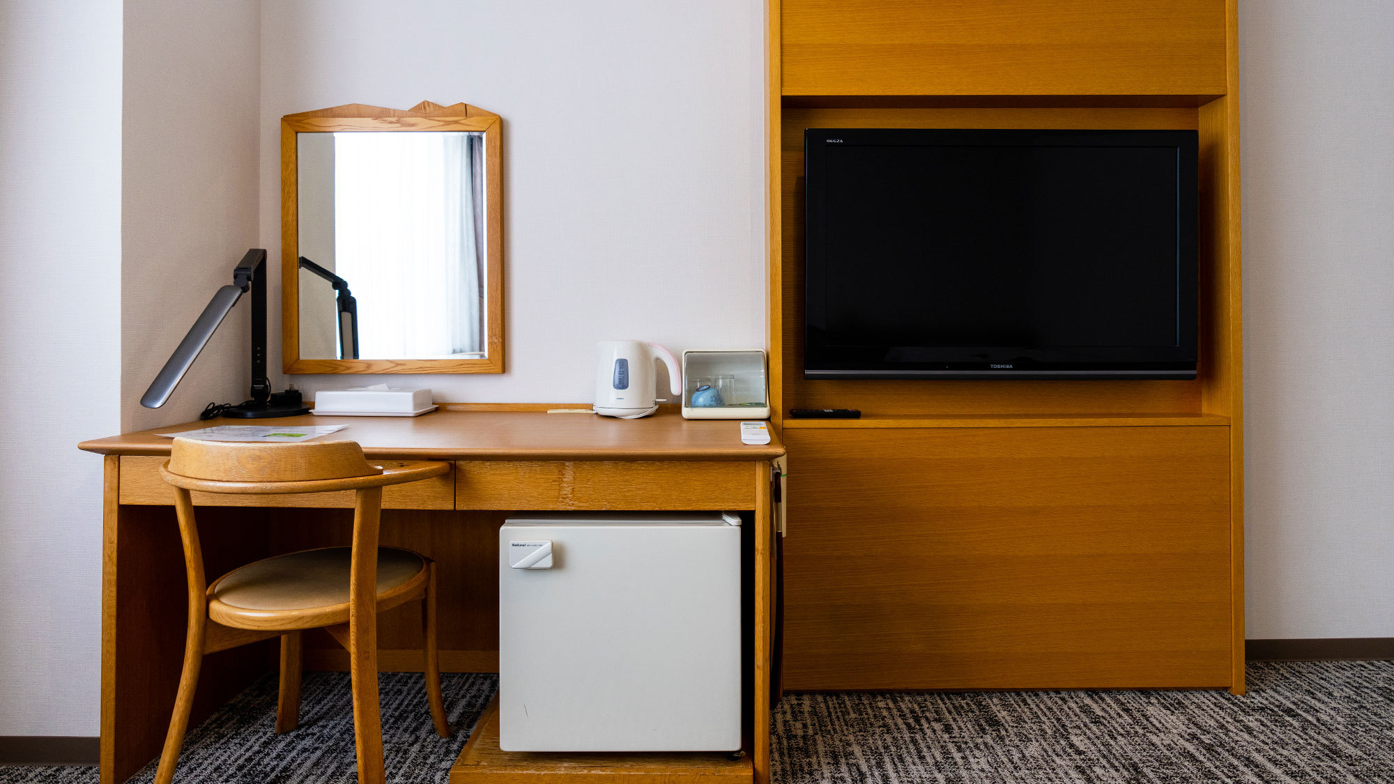 【ツインルーム】各客室に仕事がしやすいデスクをご用意しております。