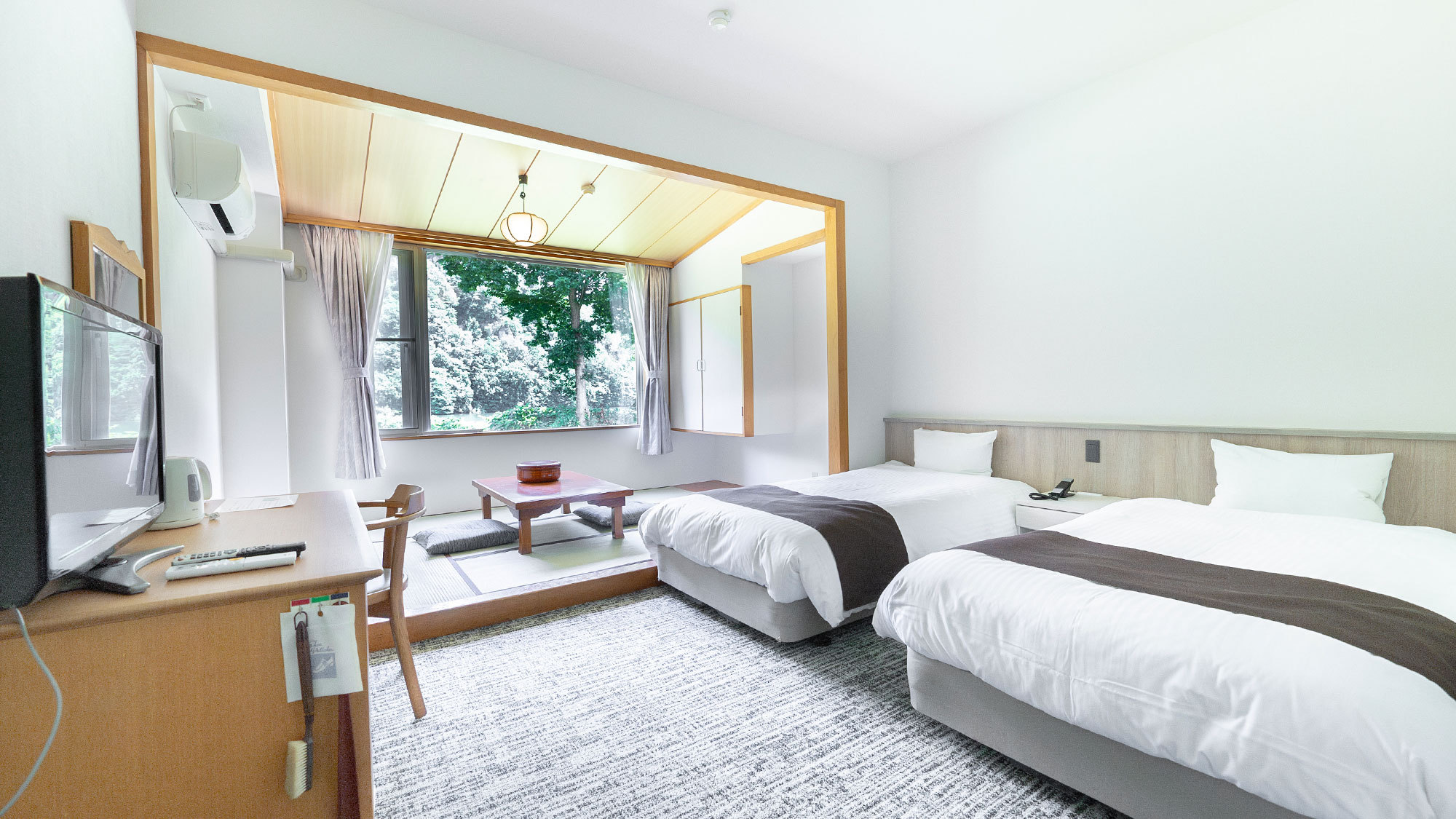 【和洋室】最大4名様までご利用いただけます。4名様利用の場合、お布団を2セットご用意いたします。