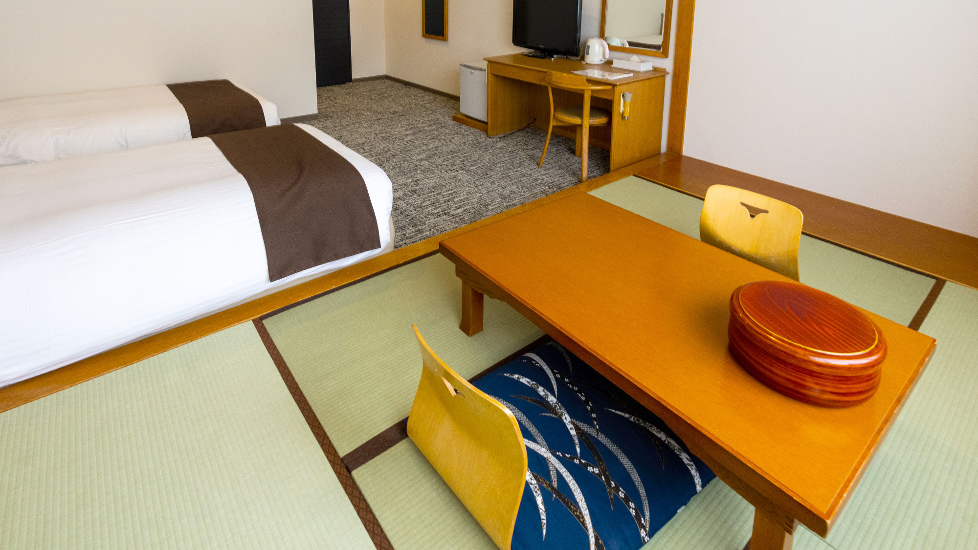 【和洋室】畳6畳分の和室にも布団を敷いてお寛ぎいただけます。ご家族やグループでのご利用に最適です。