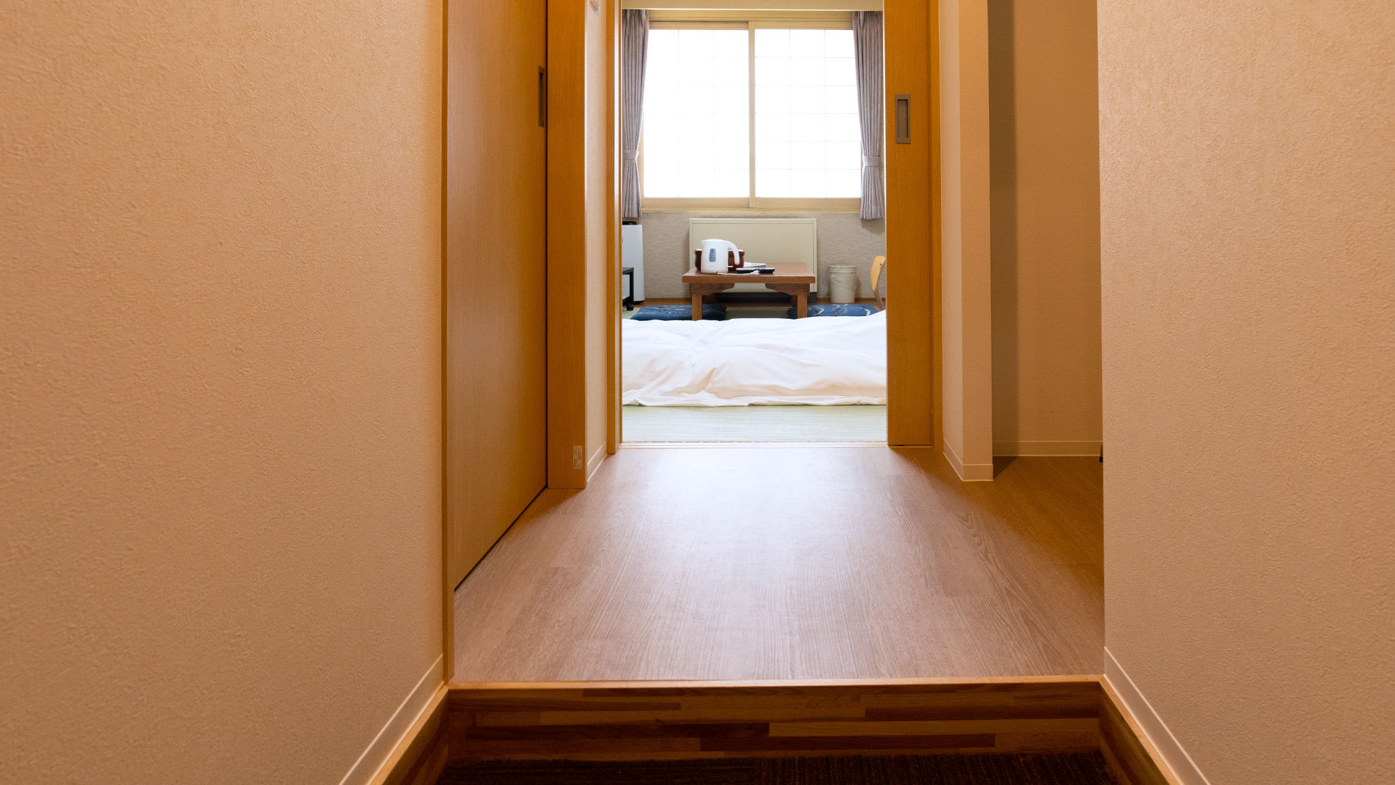 【和室】靴を脱いでお上がりいただくスタイルです♪小さなお子様連れでも安心。