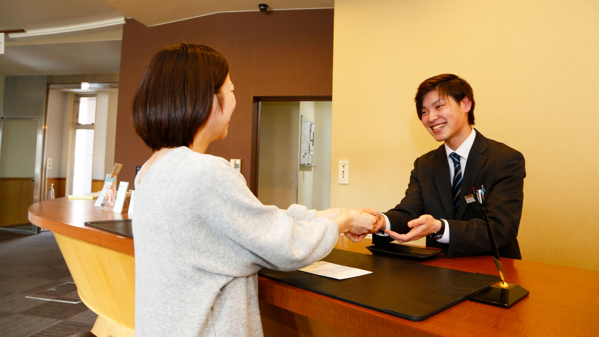 【フロント】おもてなしの心でお客様をお出迎えいたします。何かありましたらお気軽にお尋ねください。
