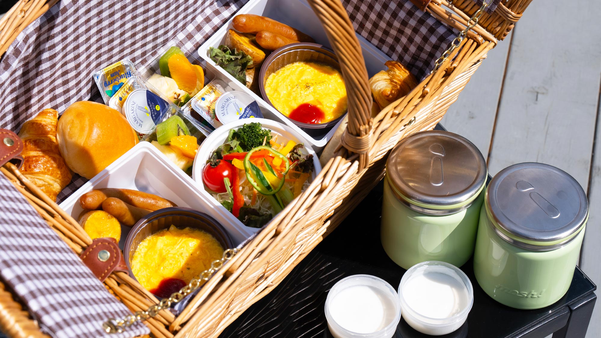 【ヴィラ・朝食】自家製スープはジャーに入れて熱々でお届けいたします。十勝ヨーグルトも人気の一品！