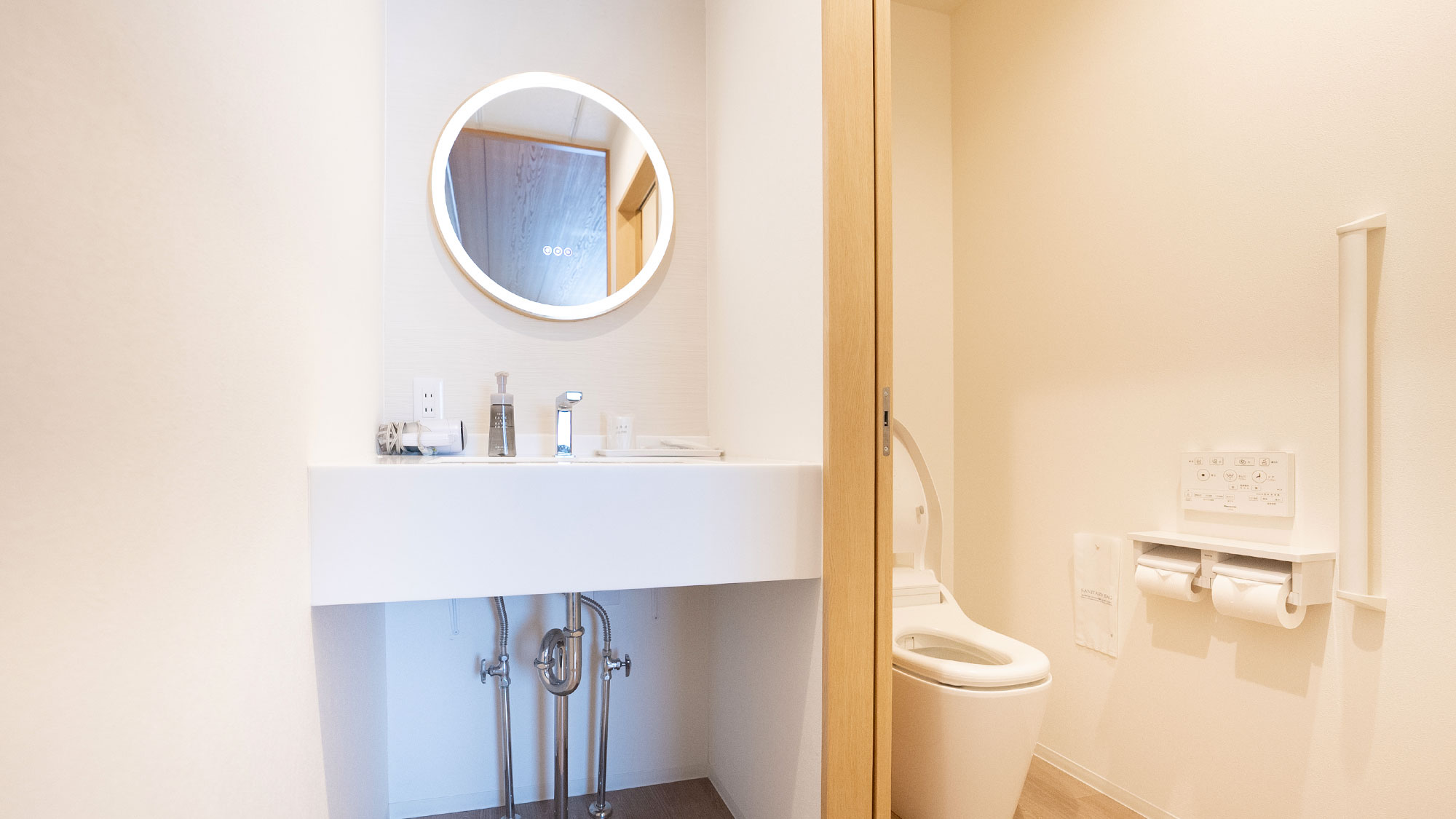 【和室・共通設備】セパレートタイプのトイレと洗面台を新設！お風呂はないので、大浴場をご利用ください。