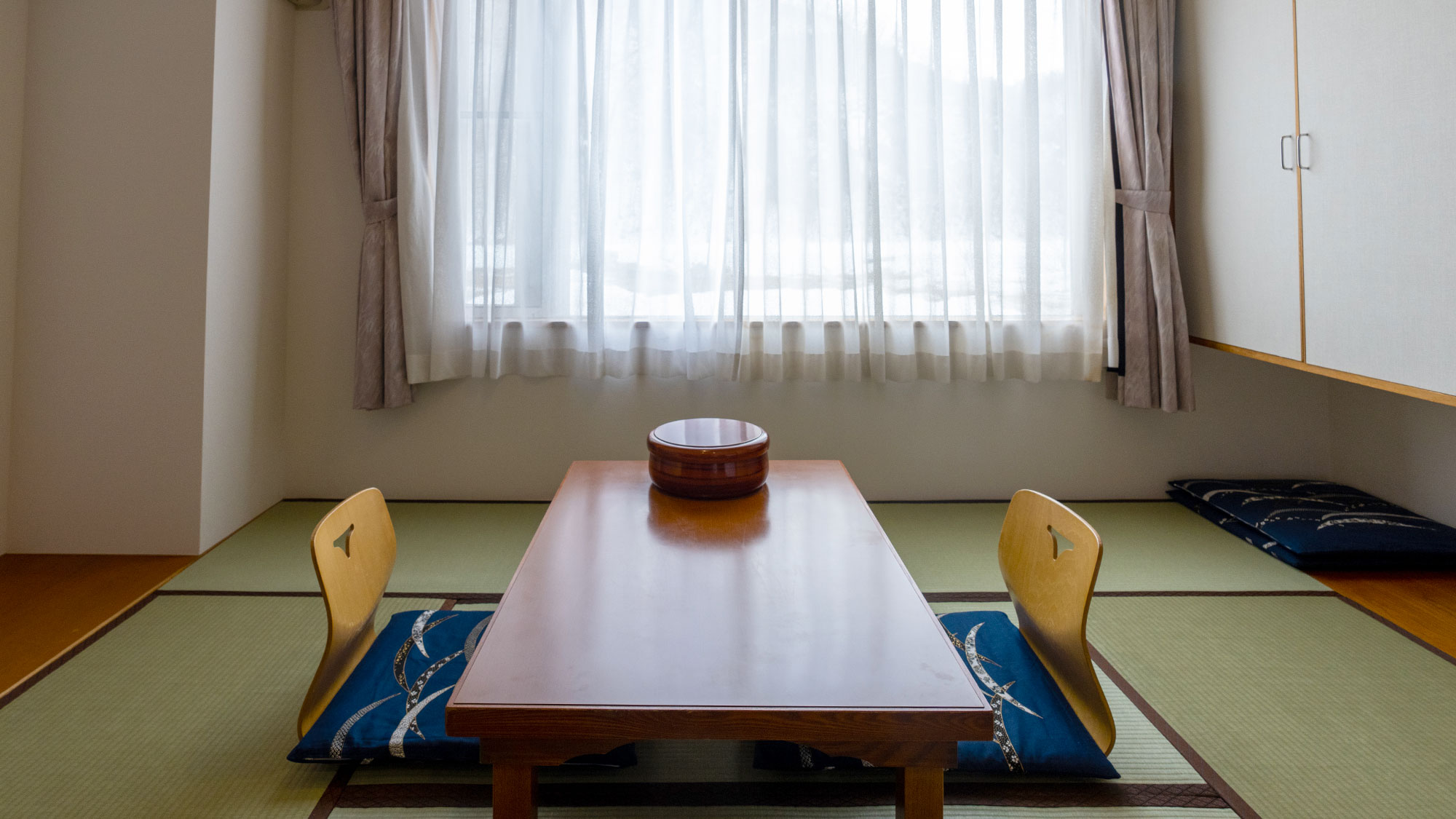 【和洋室】お茶セットをご用意しておりますので、湖を眺めながらごゆっくりとお過ごしください。