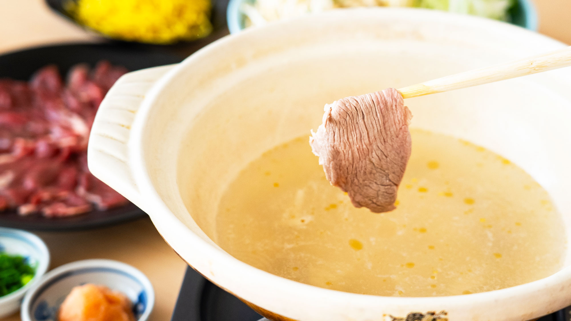 【ヴィラ・夕食】ヘルシーであっさりとした味が特徴のラム肉。独特の風味と柔らかな肉をお楽しみください。