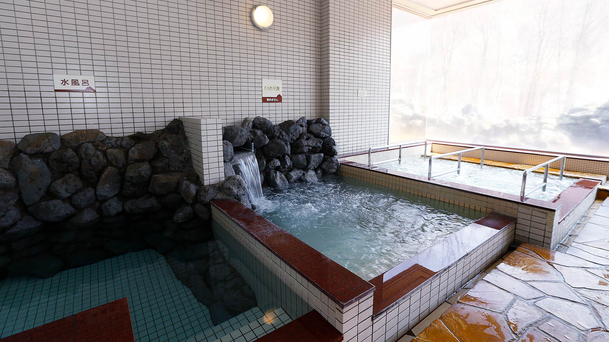 【大浴場】水風呂もございます。水風呂の後に不感の湯に入ると新たなととのいが待っているかもしれません。
