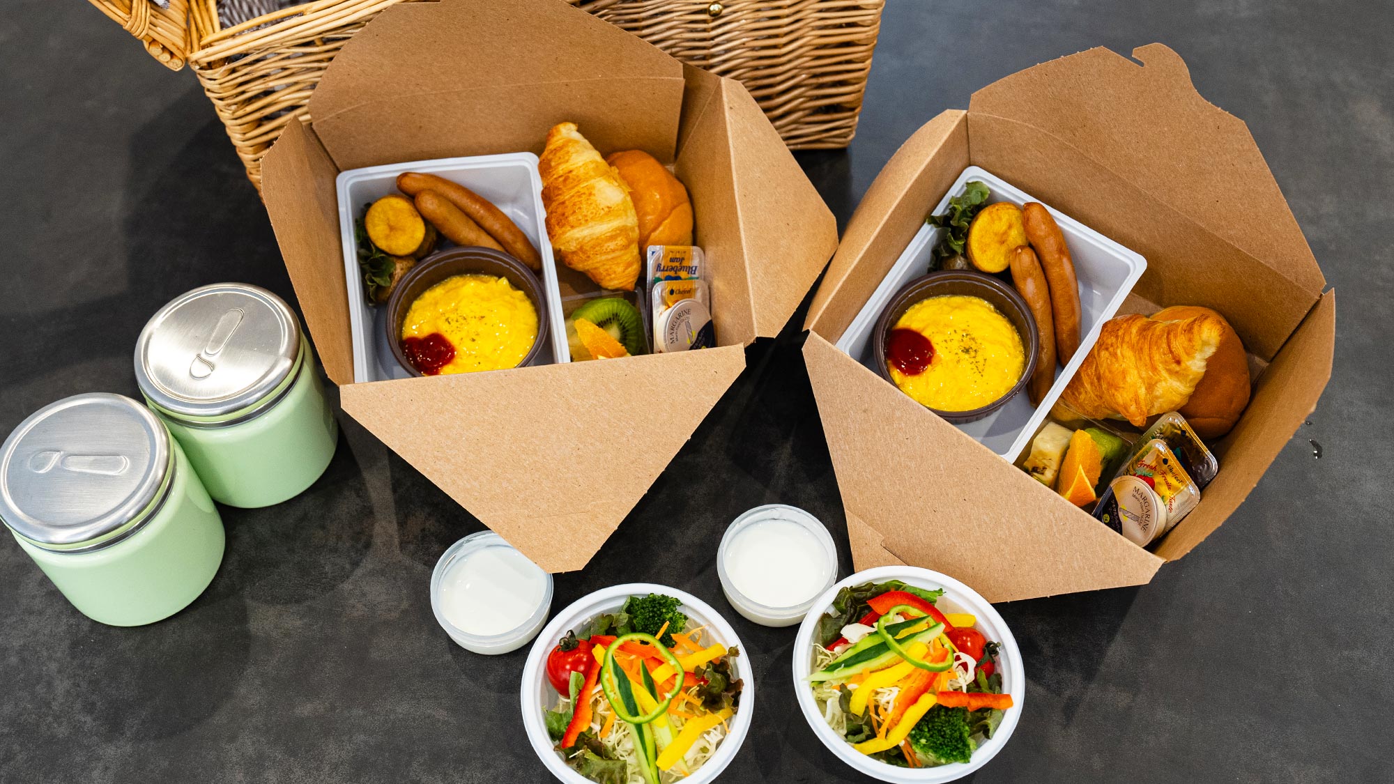 【ヴィラ・朝食】北海道産の野菜や自家製スープなど彩り豊かな洋食セットをランチボックスに入れてお届け。
