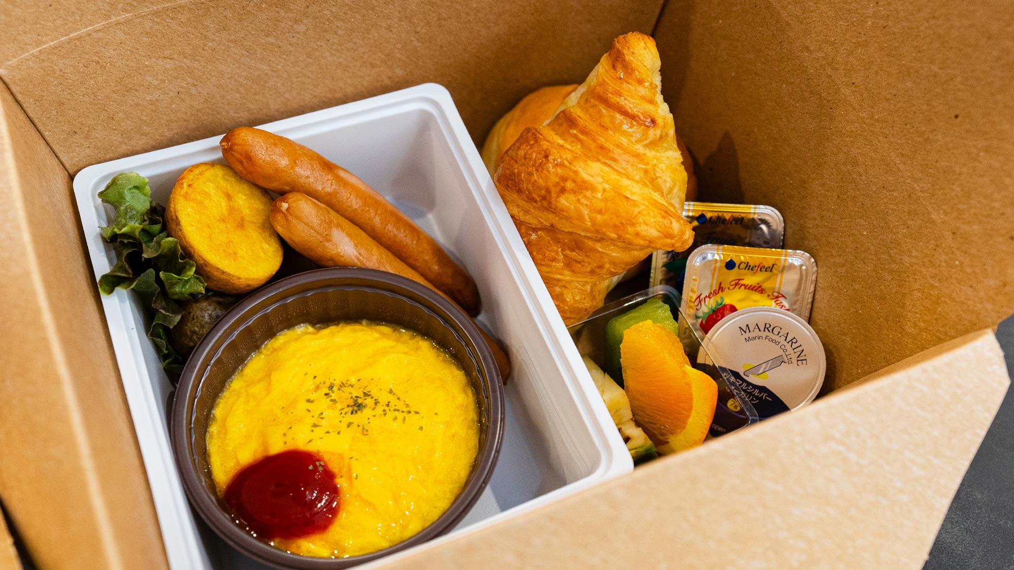 【ヴィラ・朝食】スクランブルエッグやソーセージ、フルーツにサラダとバランスの良い朝食をお部屋でどうぞ