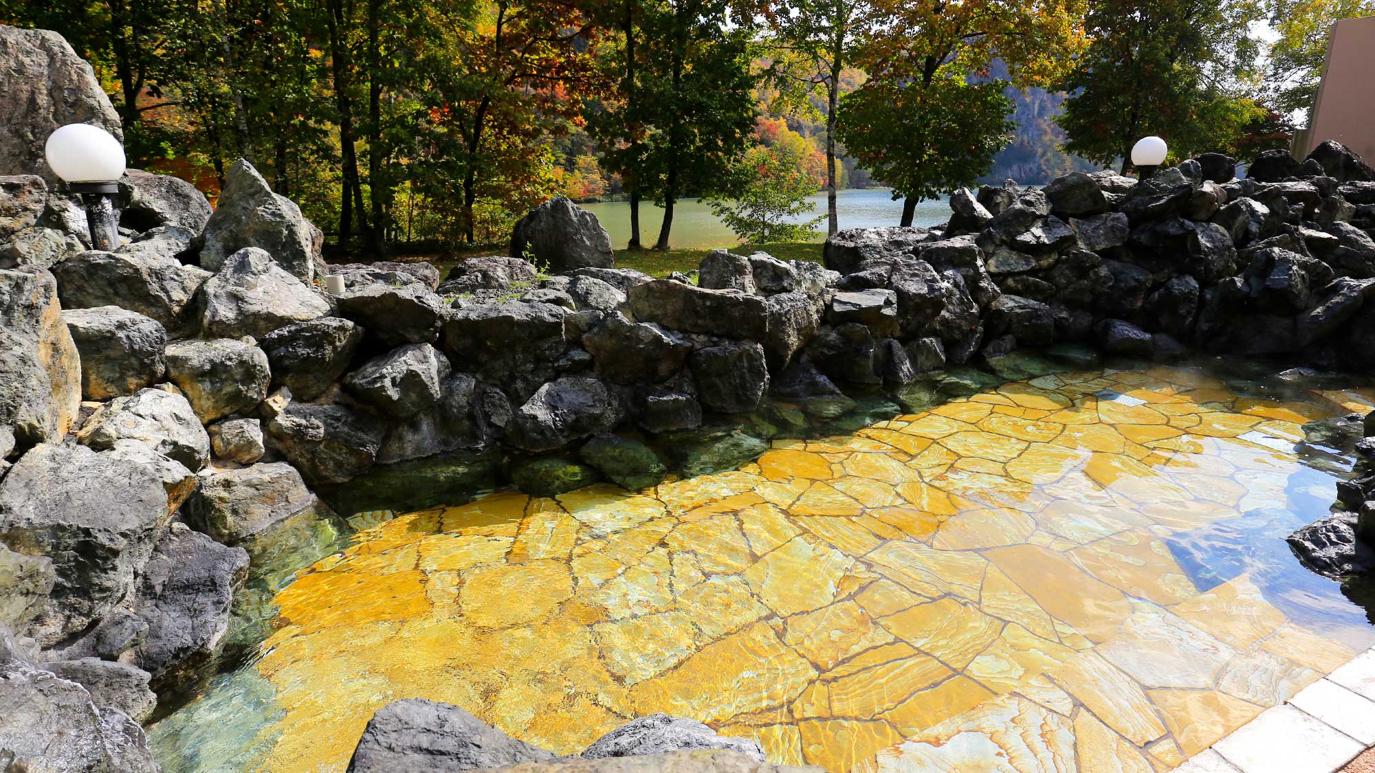 【露天風呂】開放感のある大自然の中で、夏の新緑の季節や秋の紅葉、冬の雪景色など様々な風景が楽しめます