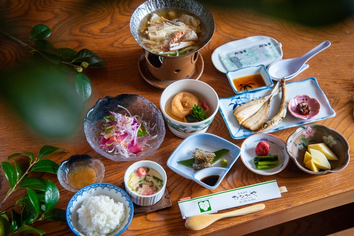 【8・9月限定】夏旅行の「しんどい」全解決！駅から直行＆涼室ゴロンで夏の養生を（ミニ会席）【個室食】