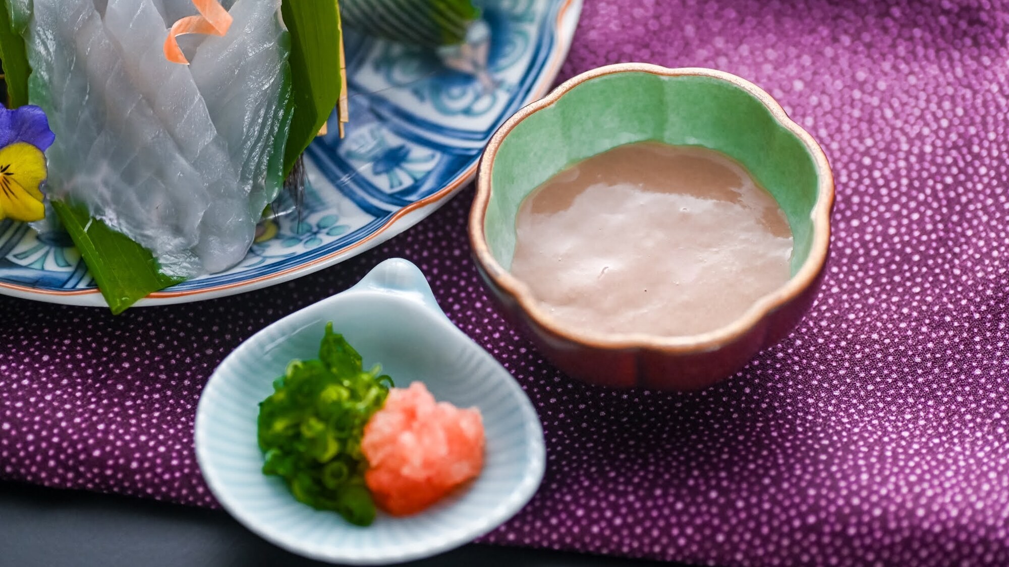 カワハギのお刺身を特製肝醤油に付けてお召し上がりください。