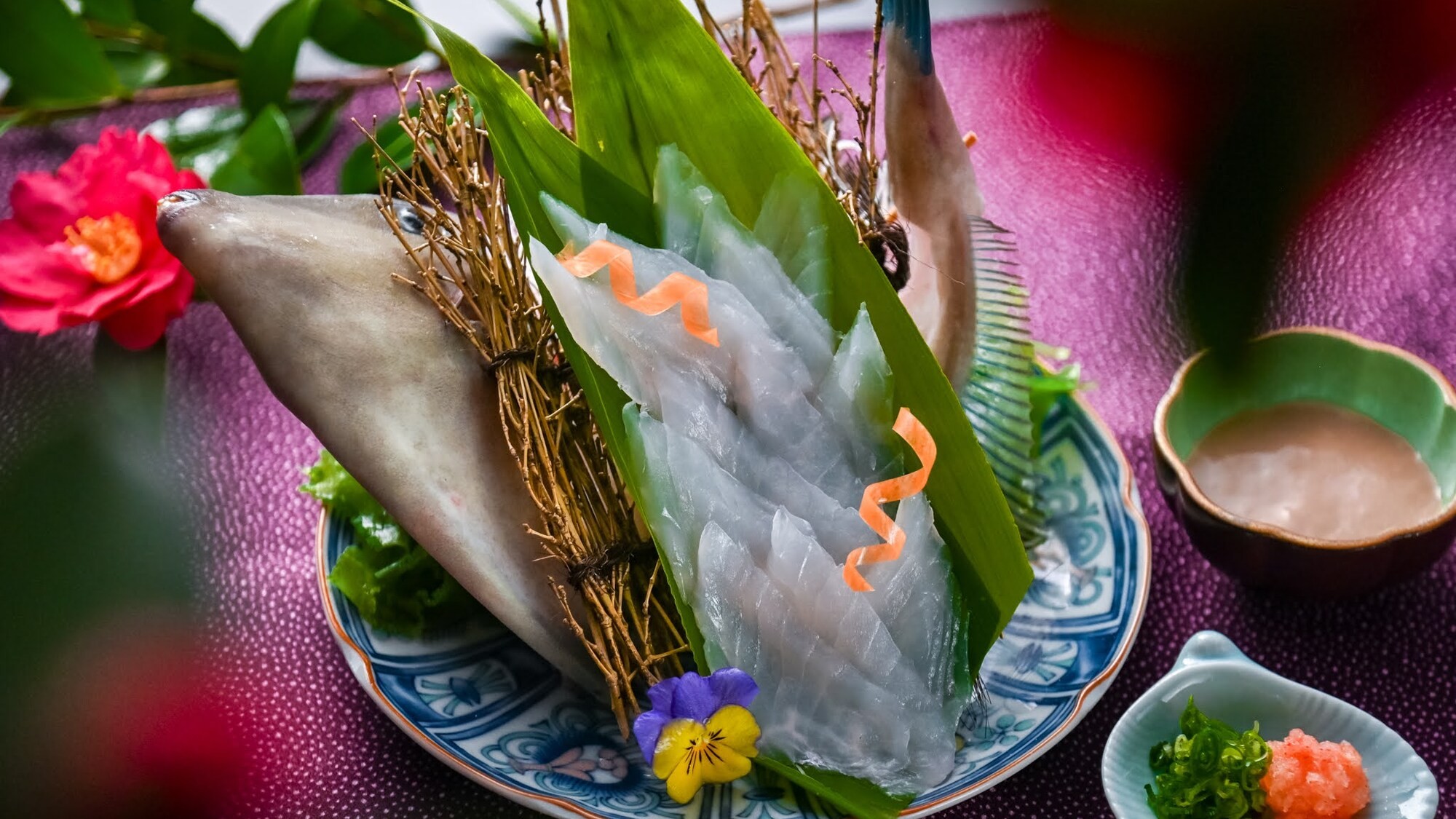 透明感のあるカワハギのお刺身。上品な甘みをお楽しみいただけます。