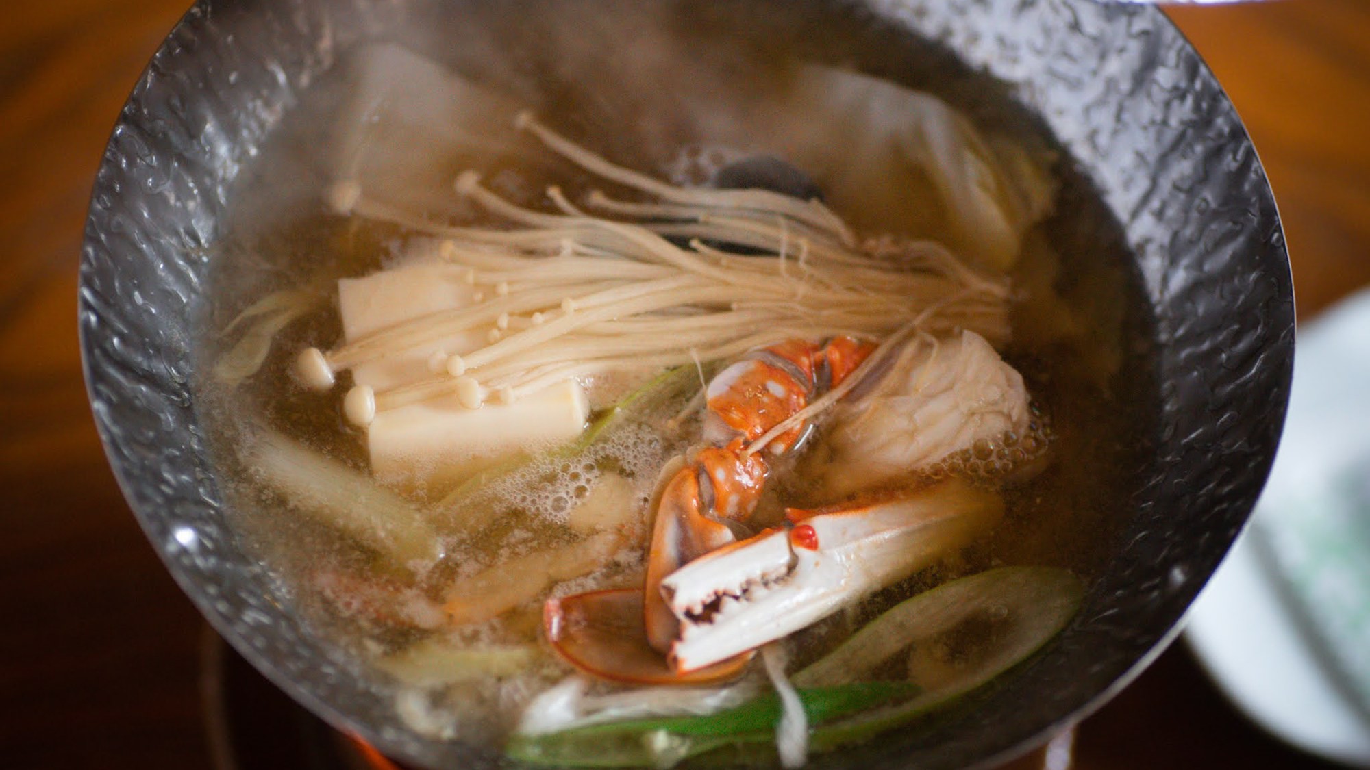渡り蟹と旬魚の味噌鍋