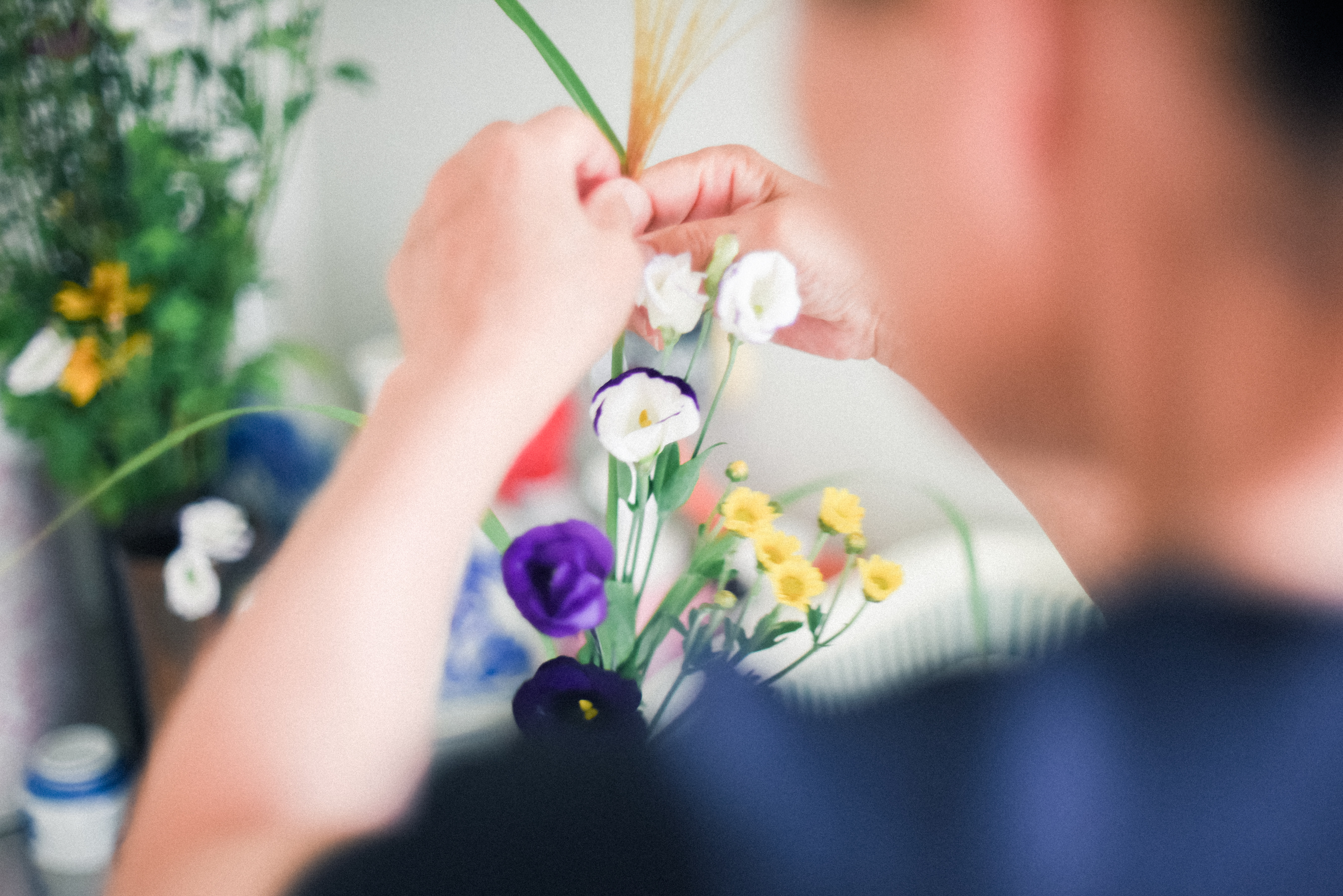 客室の生け花は、女将がひとつひとつ丁寧に生けております。