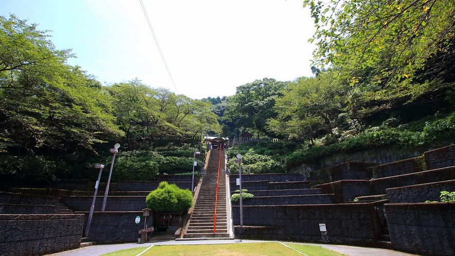 *日奈久温泉神社：600年前孝行息子がお告げを受けて発見したという日奈久温泉。その神様を祭る神社。