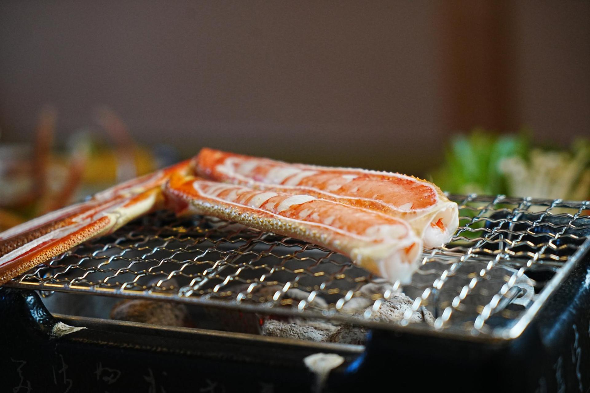 炭火で焼いた焼きガニ