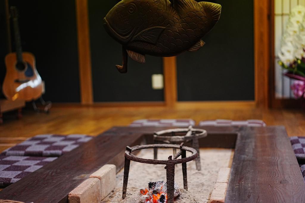 火の入った囲炉裏　