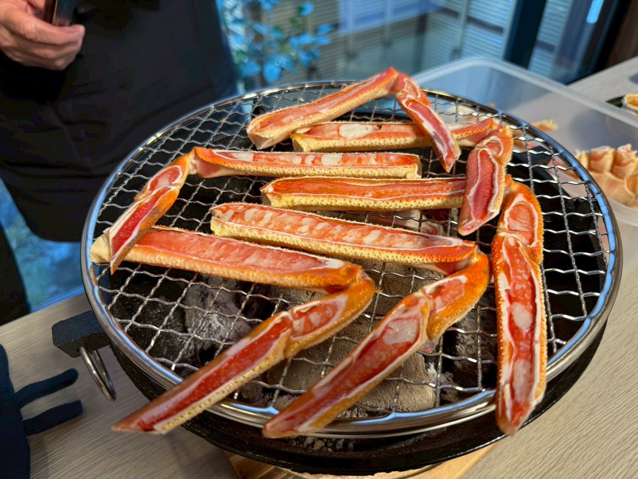 炭で焼いたカニ