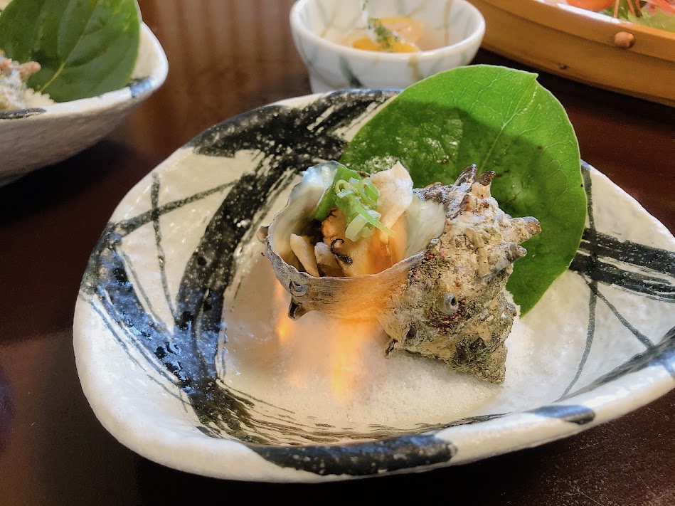 サザエつぼ焼はお客様の目の前で火をお入れします