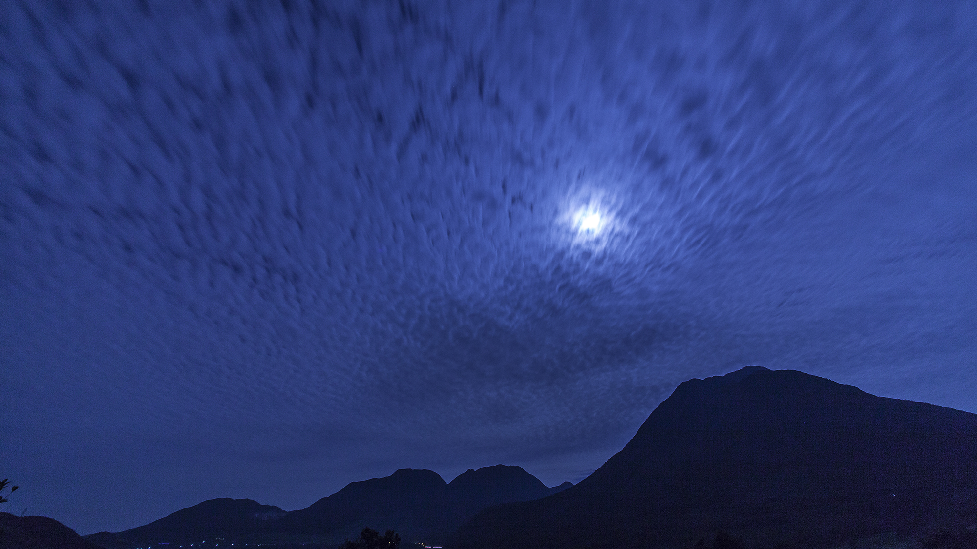 月夜と由布岳