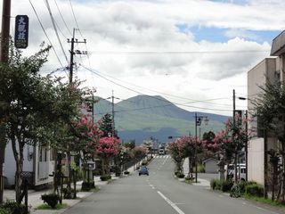 内牧の街中から望む阿蘇山