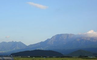 内牧温泉街から望む阿蘇五岳