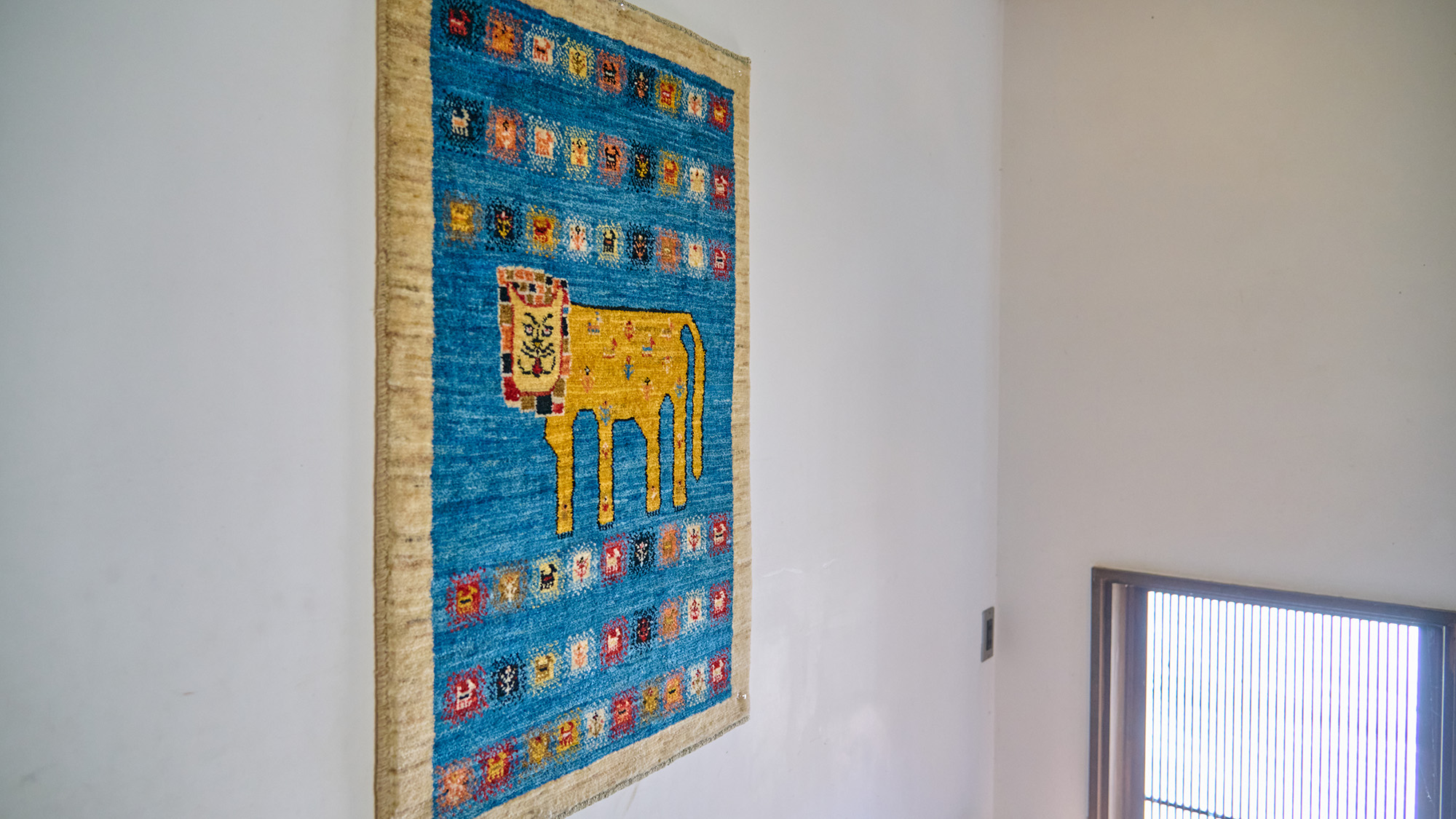 館内随所に配された骨董品や絵画