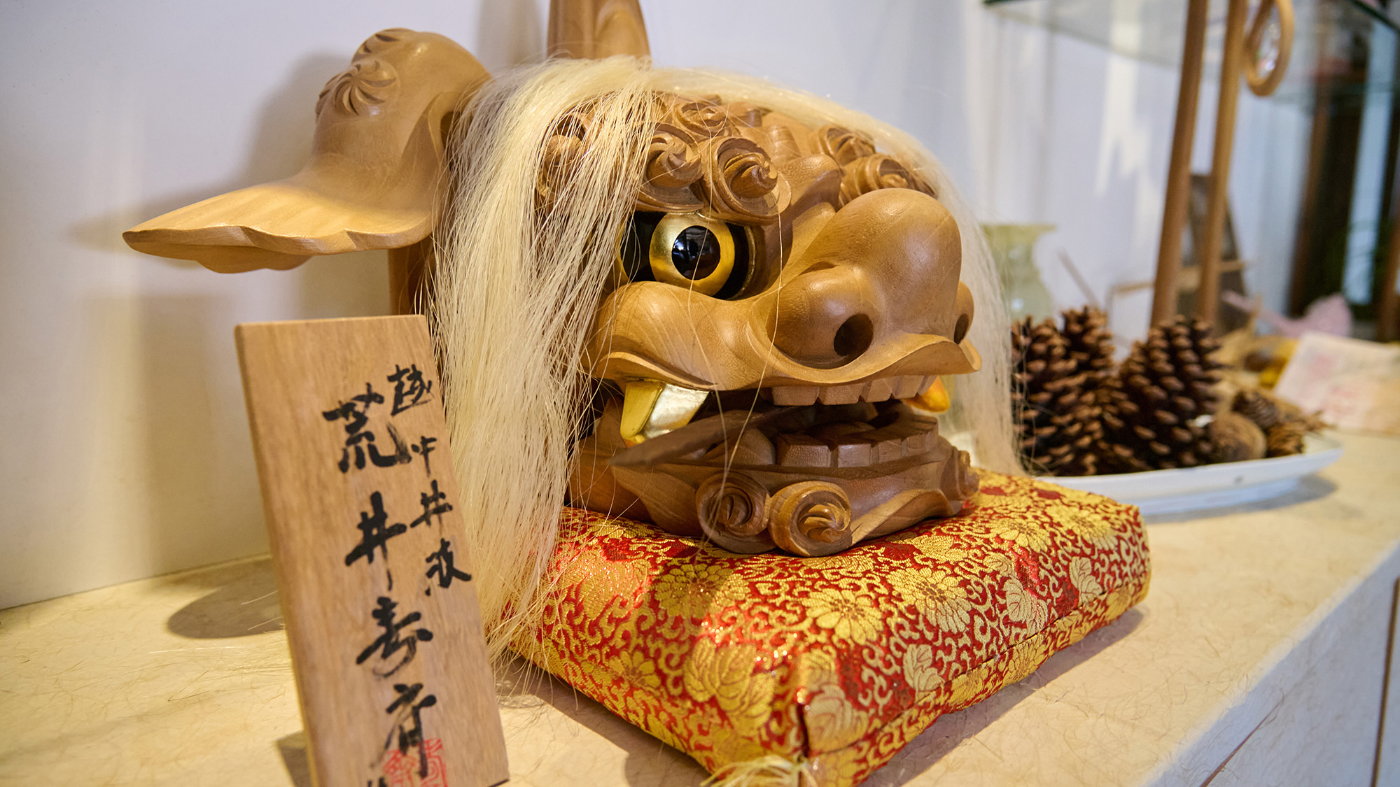 館内随所に配された骨董品や絵画