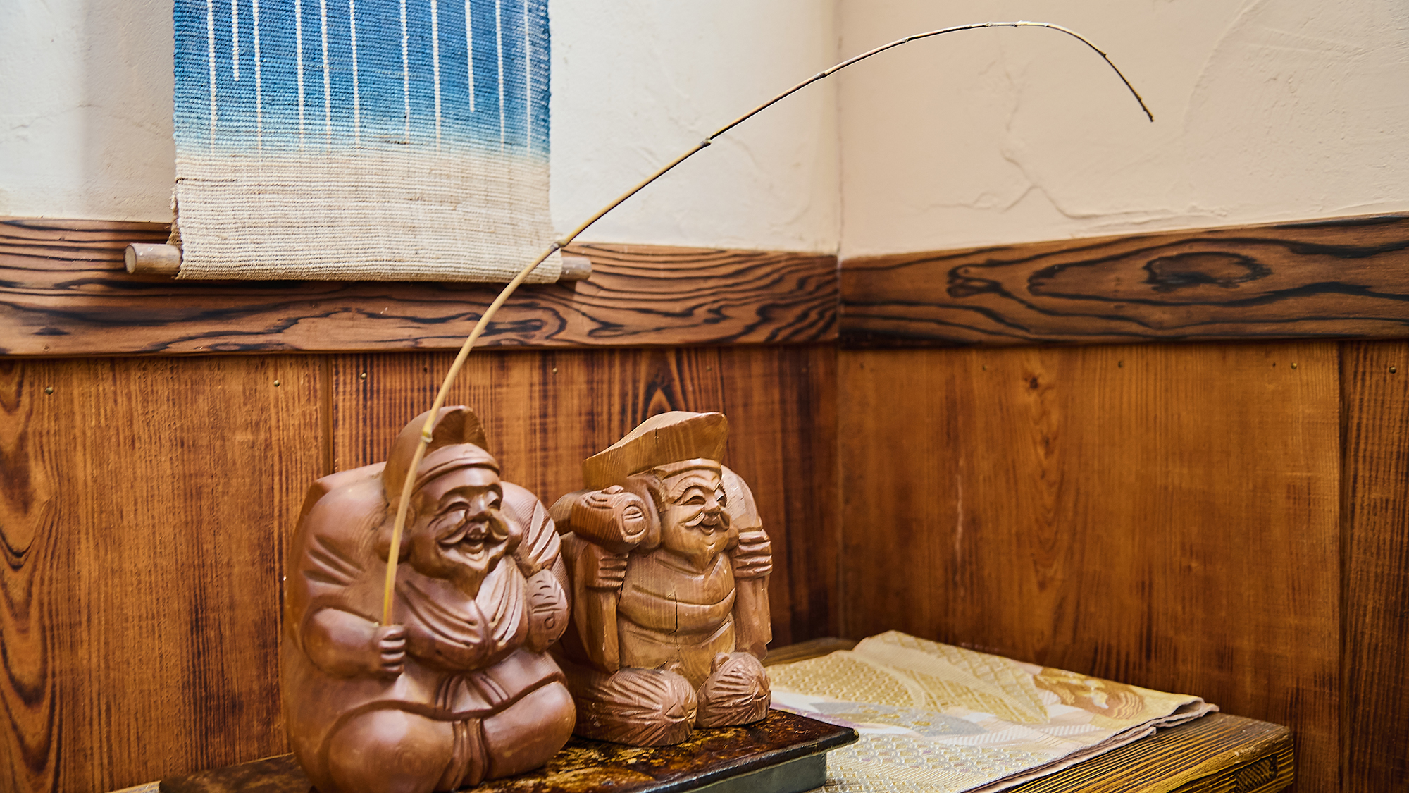 館内随所に配された骨董品や絵画