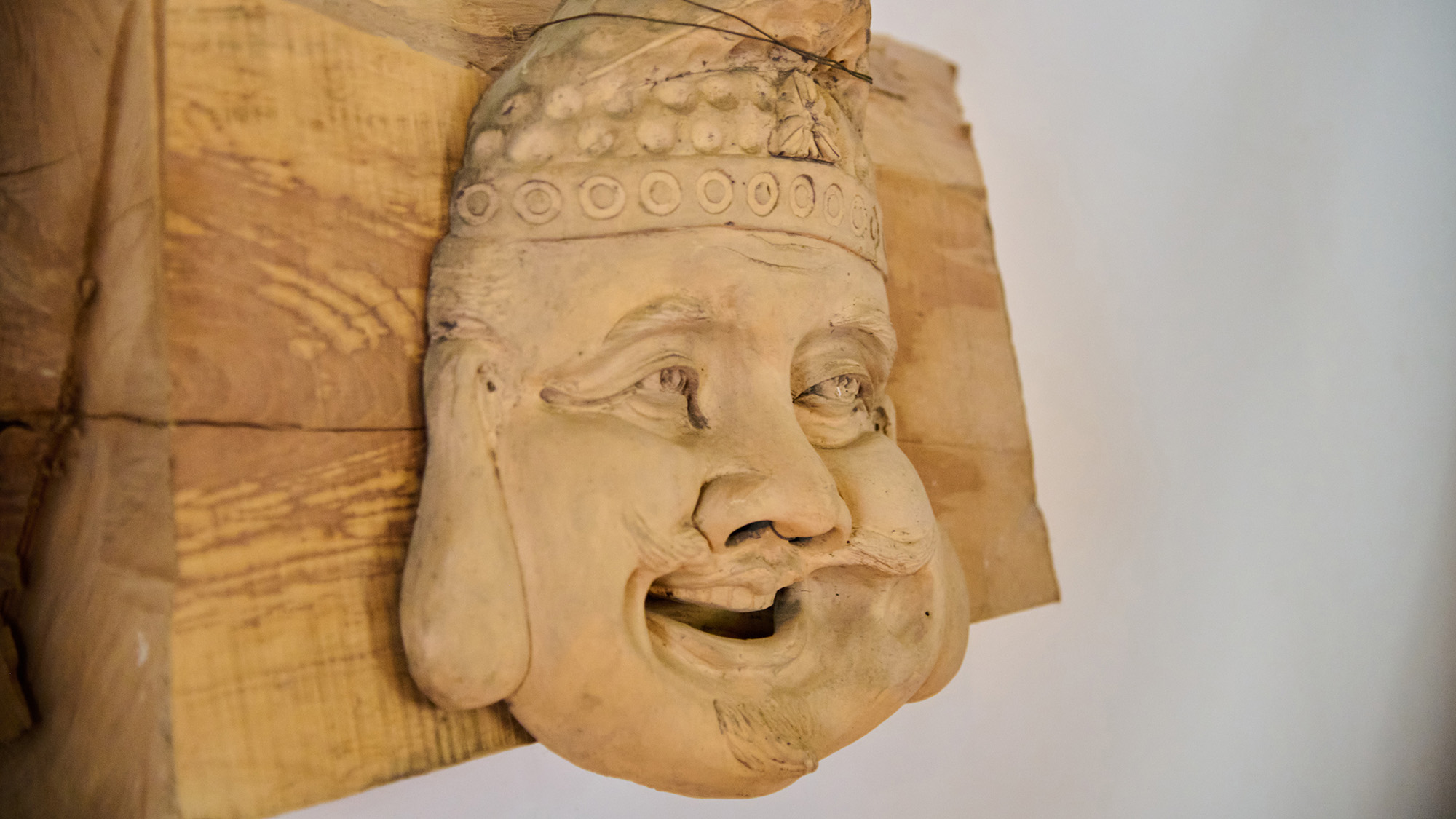 館内随所に配された骨董品や絵画