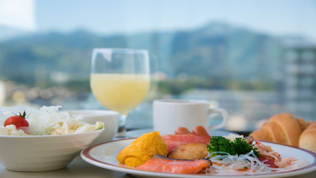 【朝食付き】さつき苑だからこその充実した朝食を♪朝日の差し込む心地よい空間でお食事をお楽しみください