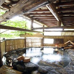 木漏れ日溢れる貸切露天「播隆の湯」