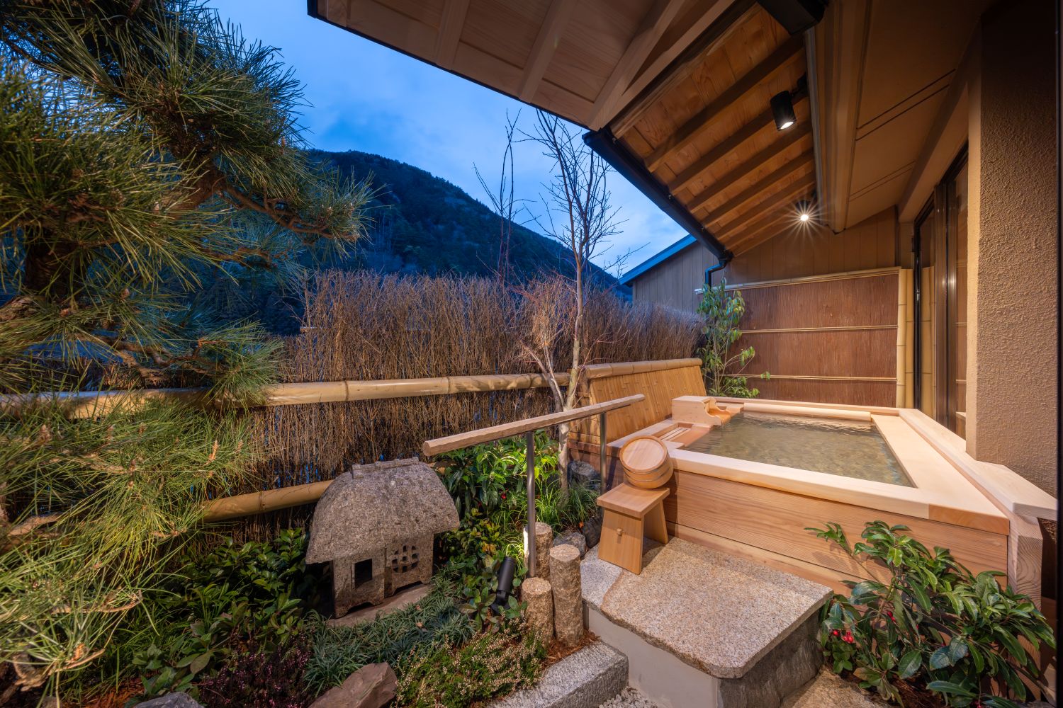 鳳蘭花の間　露天風呂