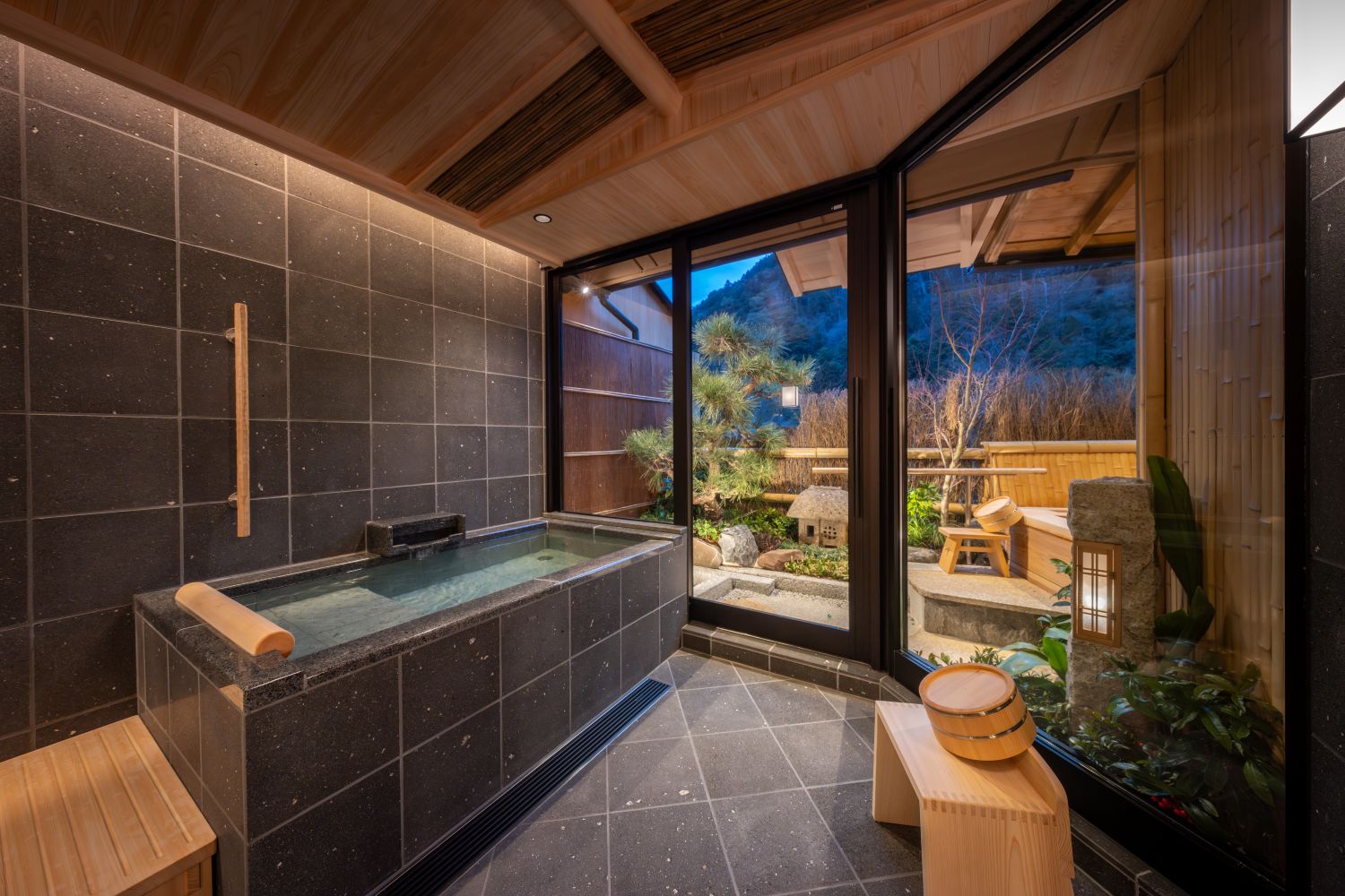 鳳蘭花の間の内湯は岐阜県御嶽山の溶岩石を使用した広々とした贅沢な内湯