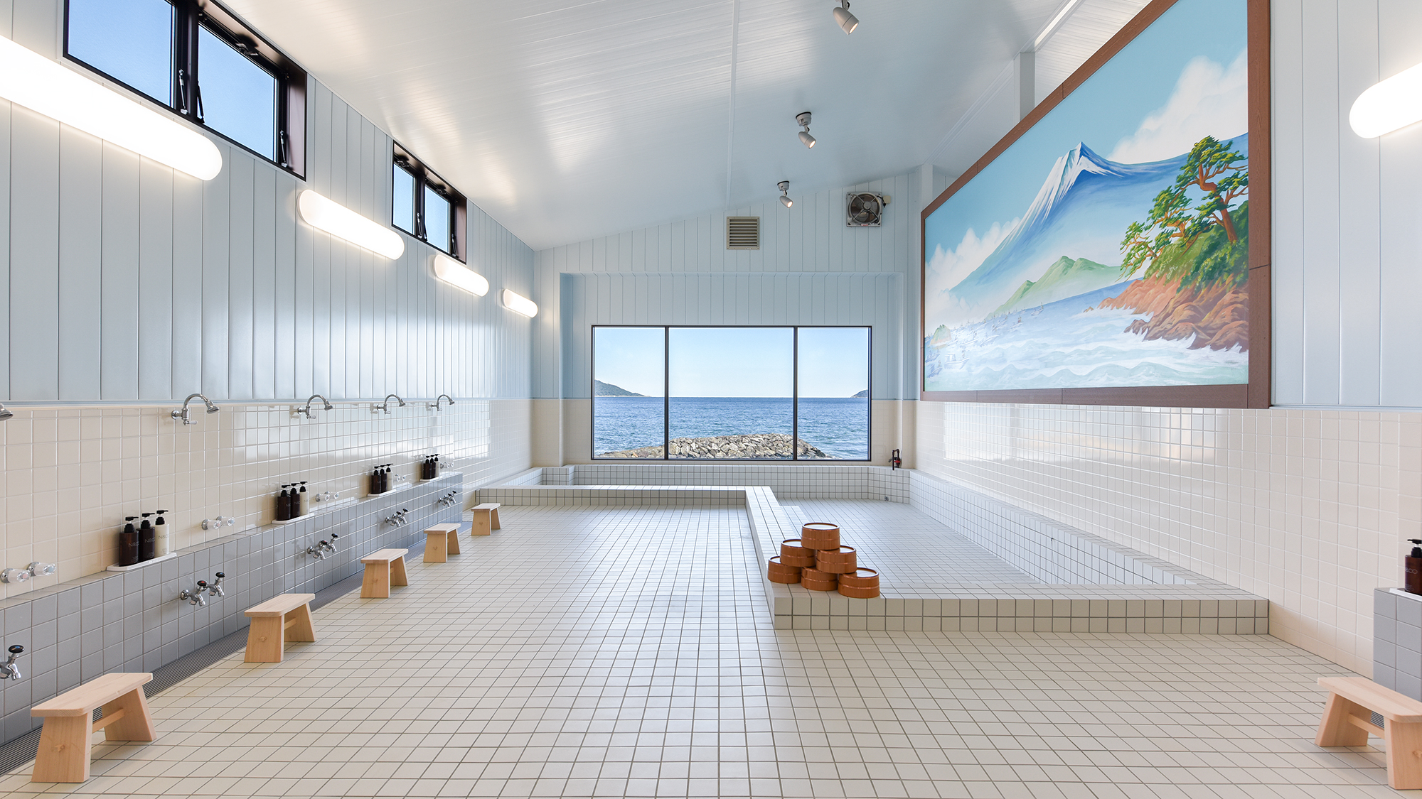 【銭湯 湊の湯】女湯。2025年NEWオープン。広々としたお風呂に浸かって旅の疲れを癒してください。
