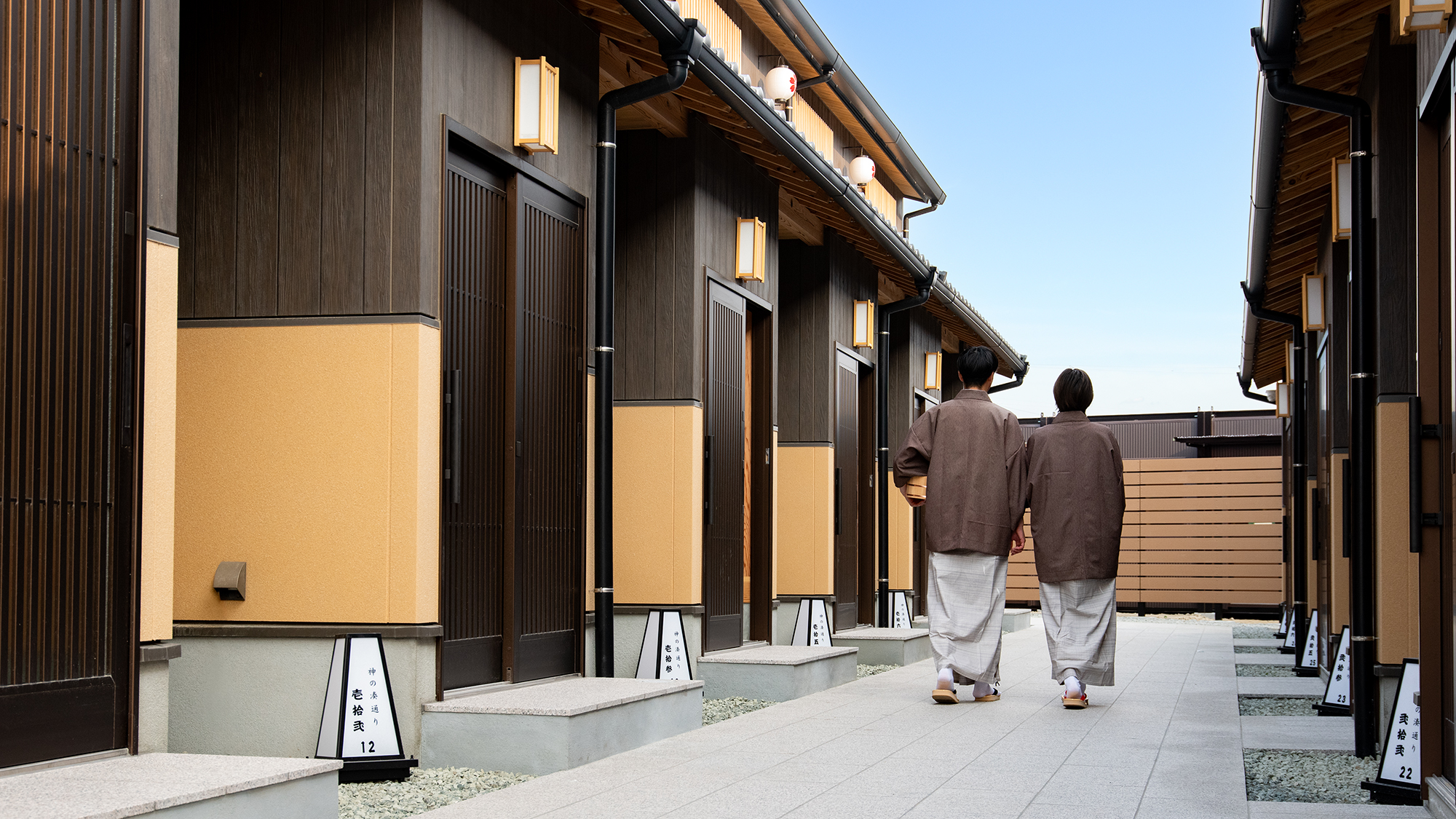 【神の湊通り離れ】デラックスのお部屋への移動も、こちらの石畳の道を通ってご移動ください、